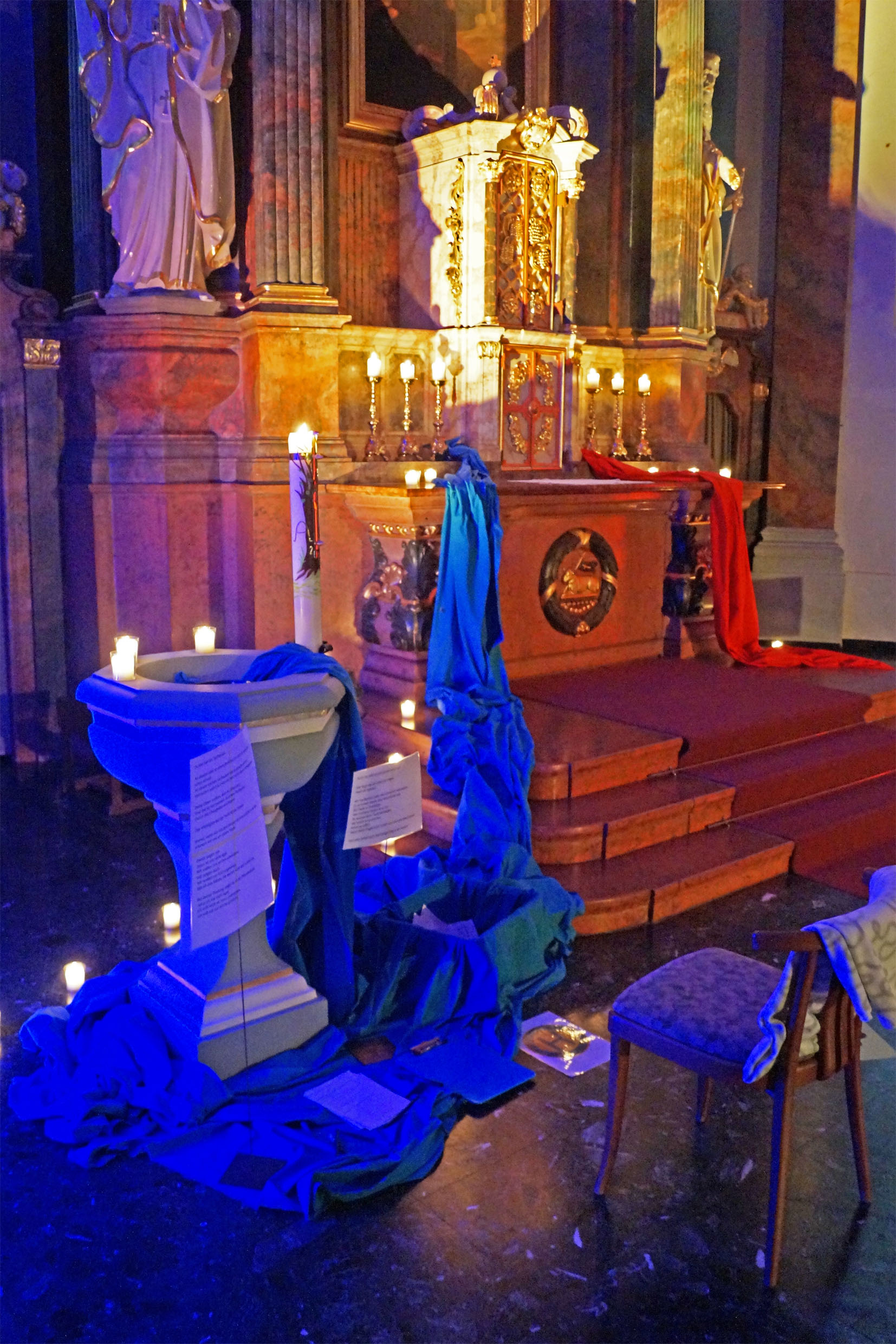 Eine der Stationen des 'Multimedialen Ganges' in der Kirche in Urexweiler