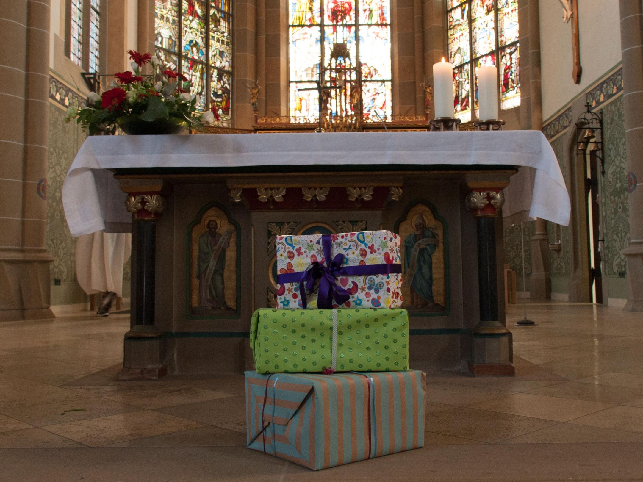 Der Altarraum war mit Geschenken dekoriert.