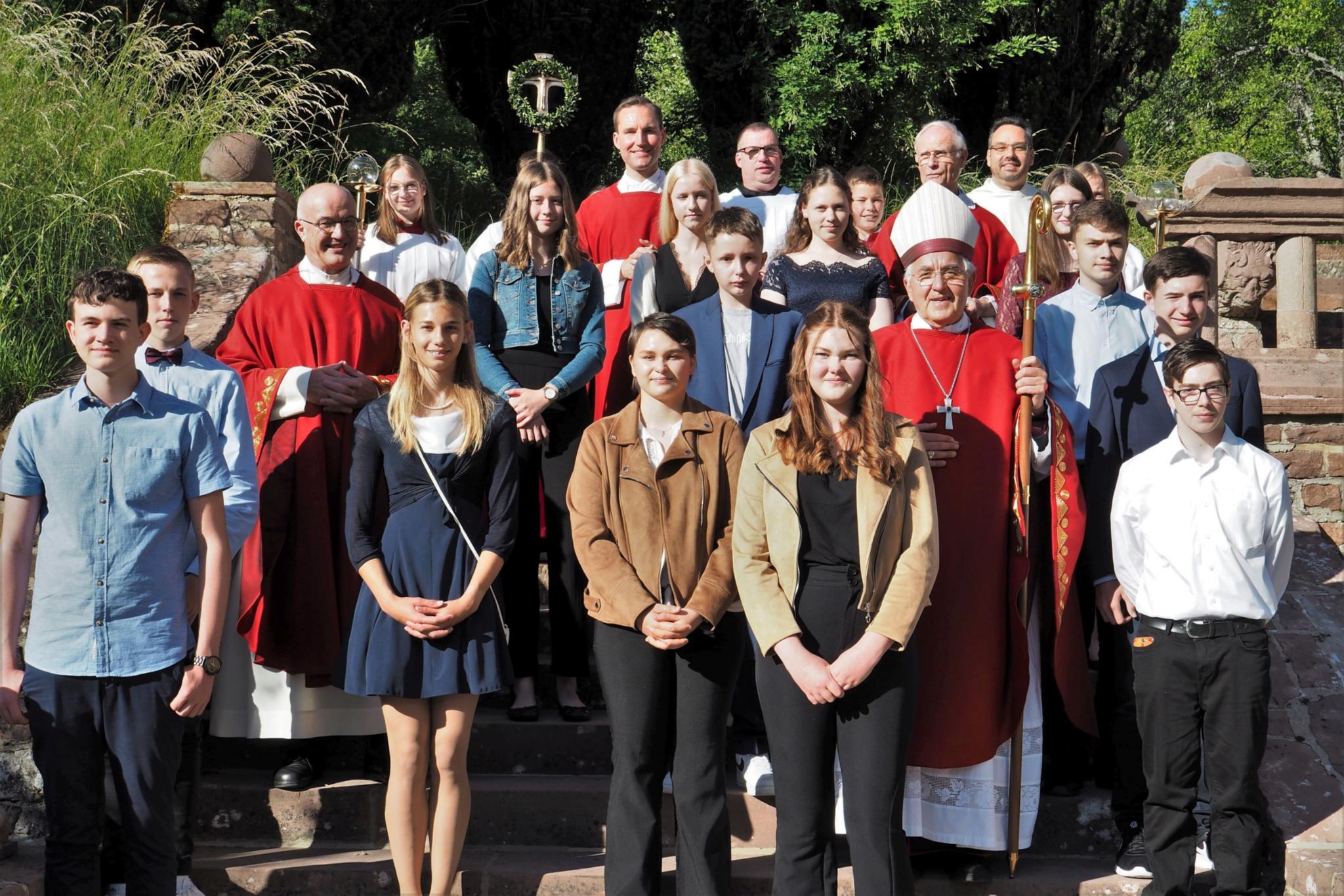Gruppenfoto mit den Firmlingen (Foto: Stefan Endres)