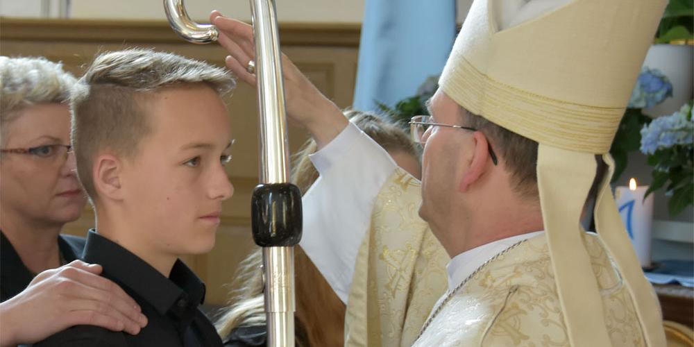 Weihbischof Robert brahm spendete 48 Christinnen und Christen das Sakrament der Firmung
