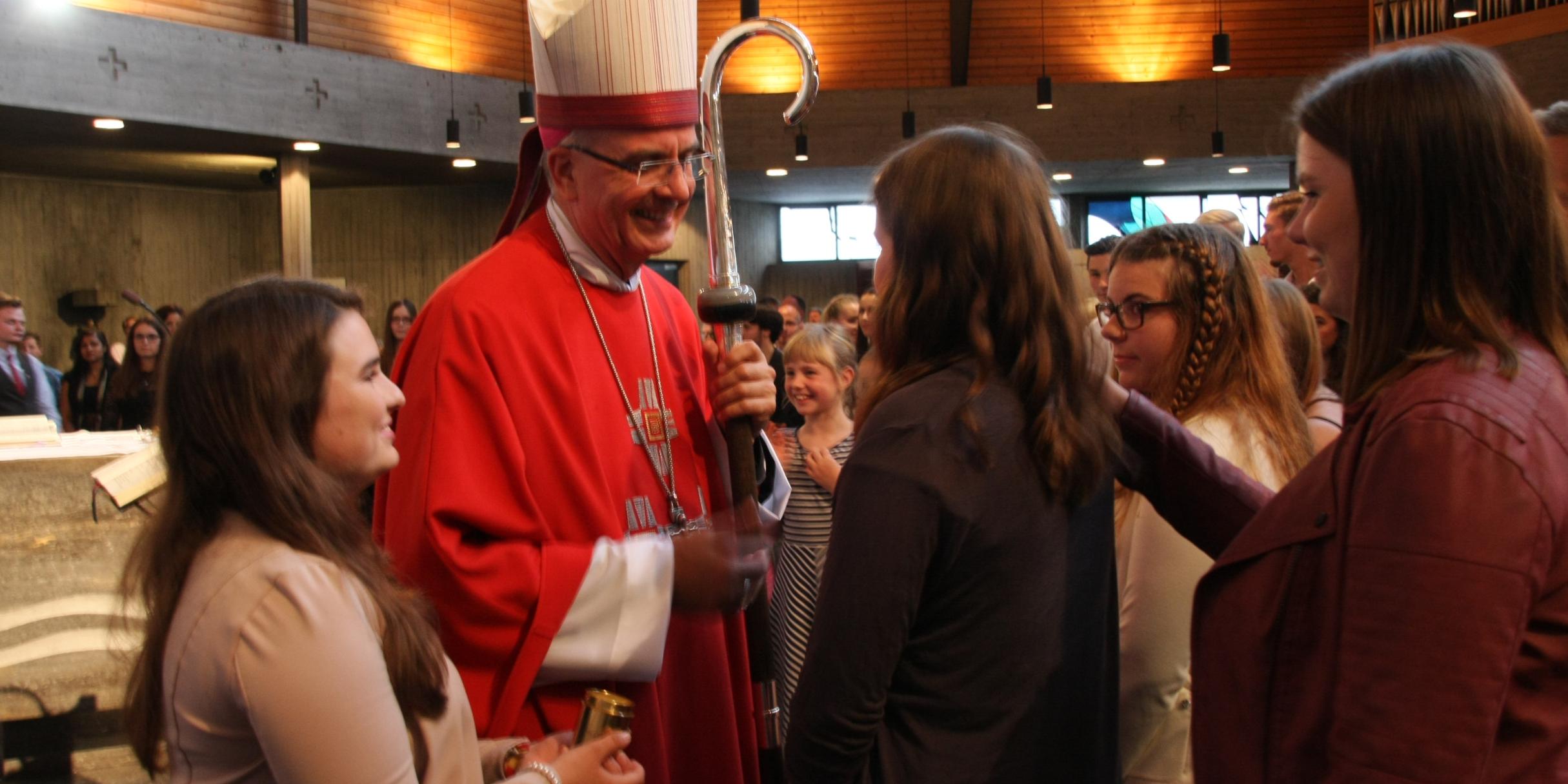 Fast 50 Jugendliche hat Weihbischof Peters auf der Pfaffendorfer Höhe in Koblenz gefirmt.