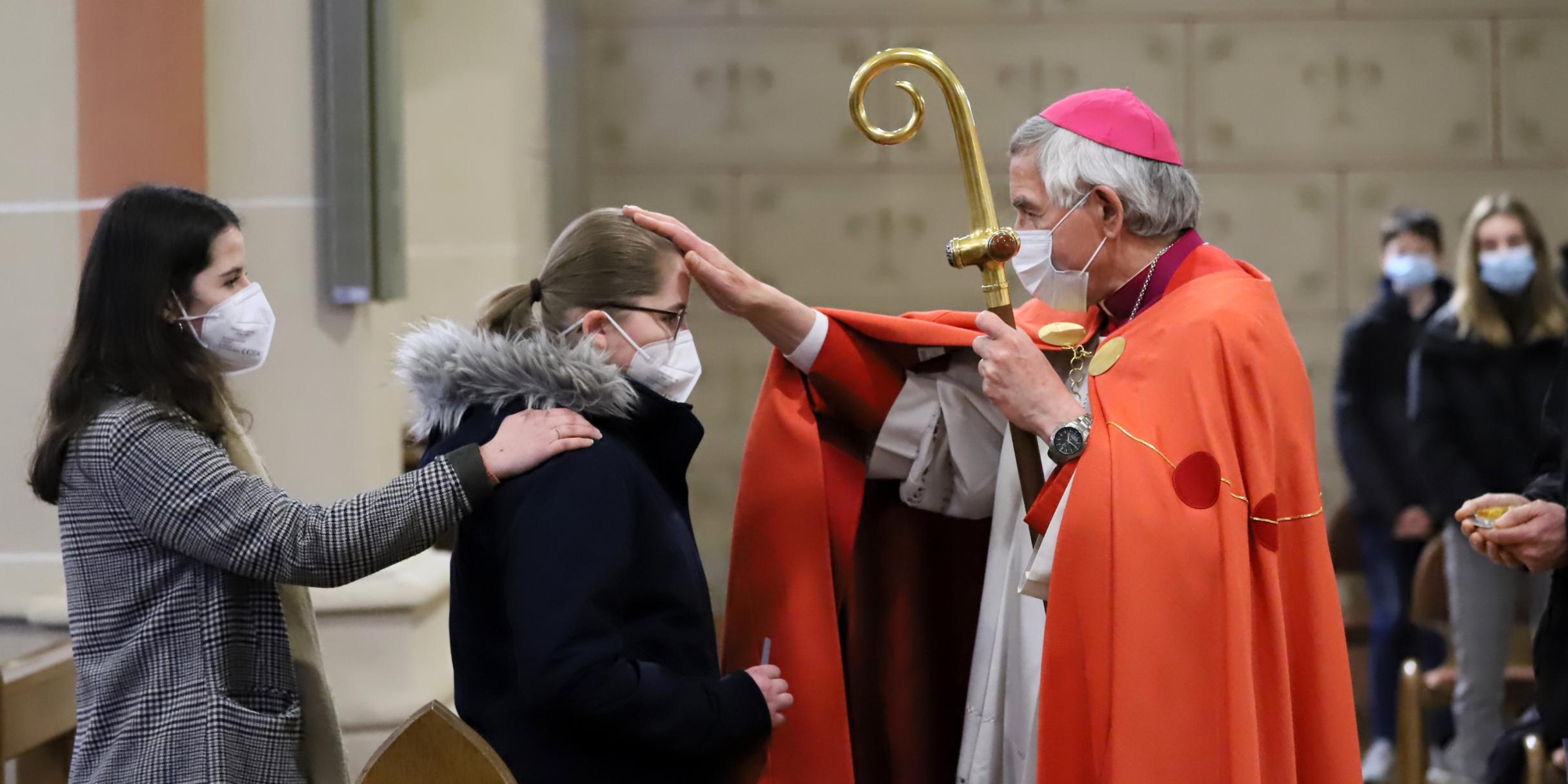 Weihbischof Gebert spendet einer Jugendlichen das Sakrament der Firmung (Foto: S. Bastreri/Bistum Trier)