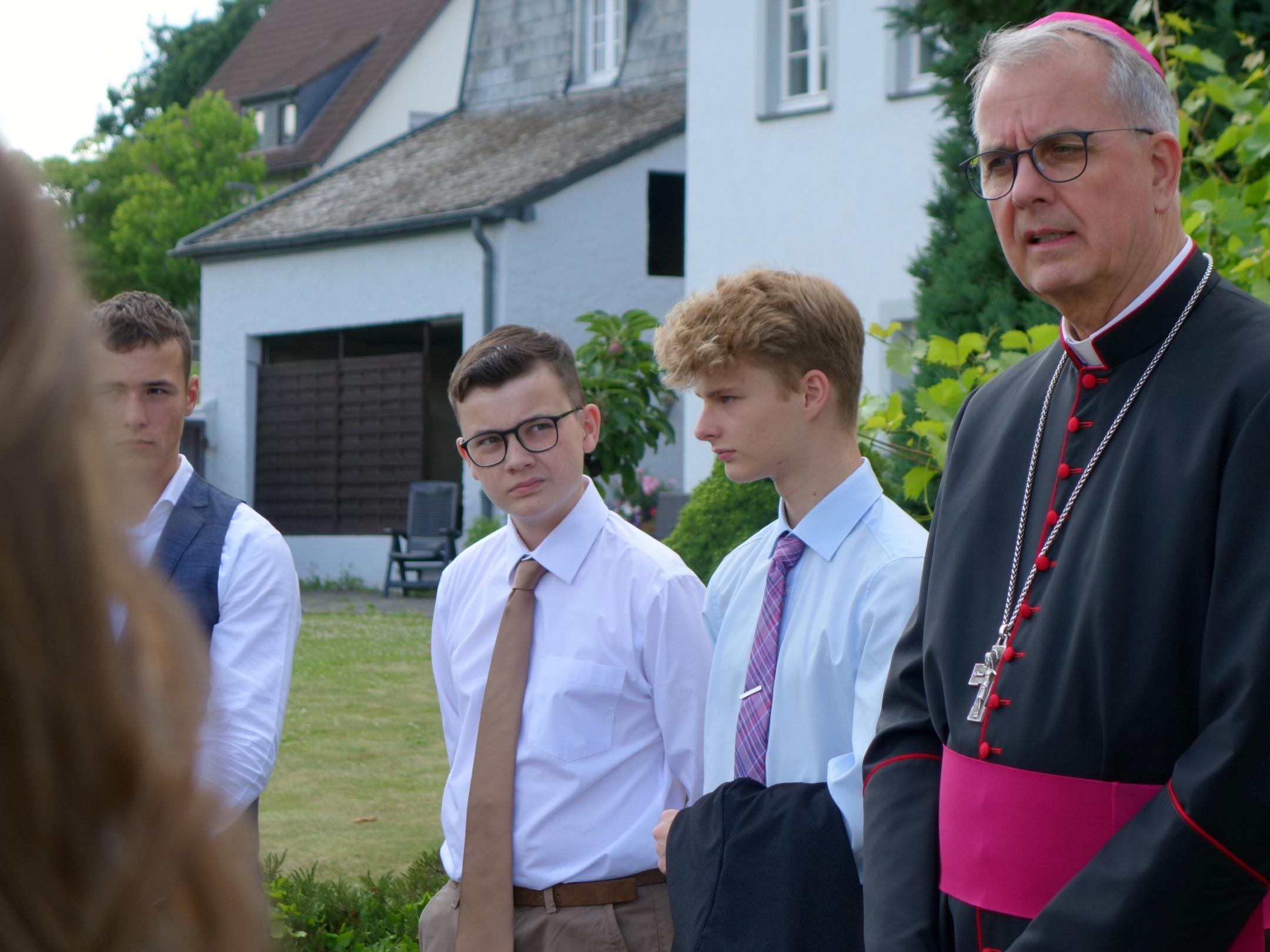 Weihbischof Peters beim Vorgespräch mit den Firmlingen. Foto: Julia Fröder