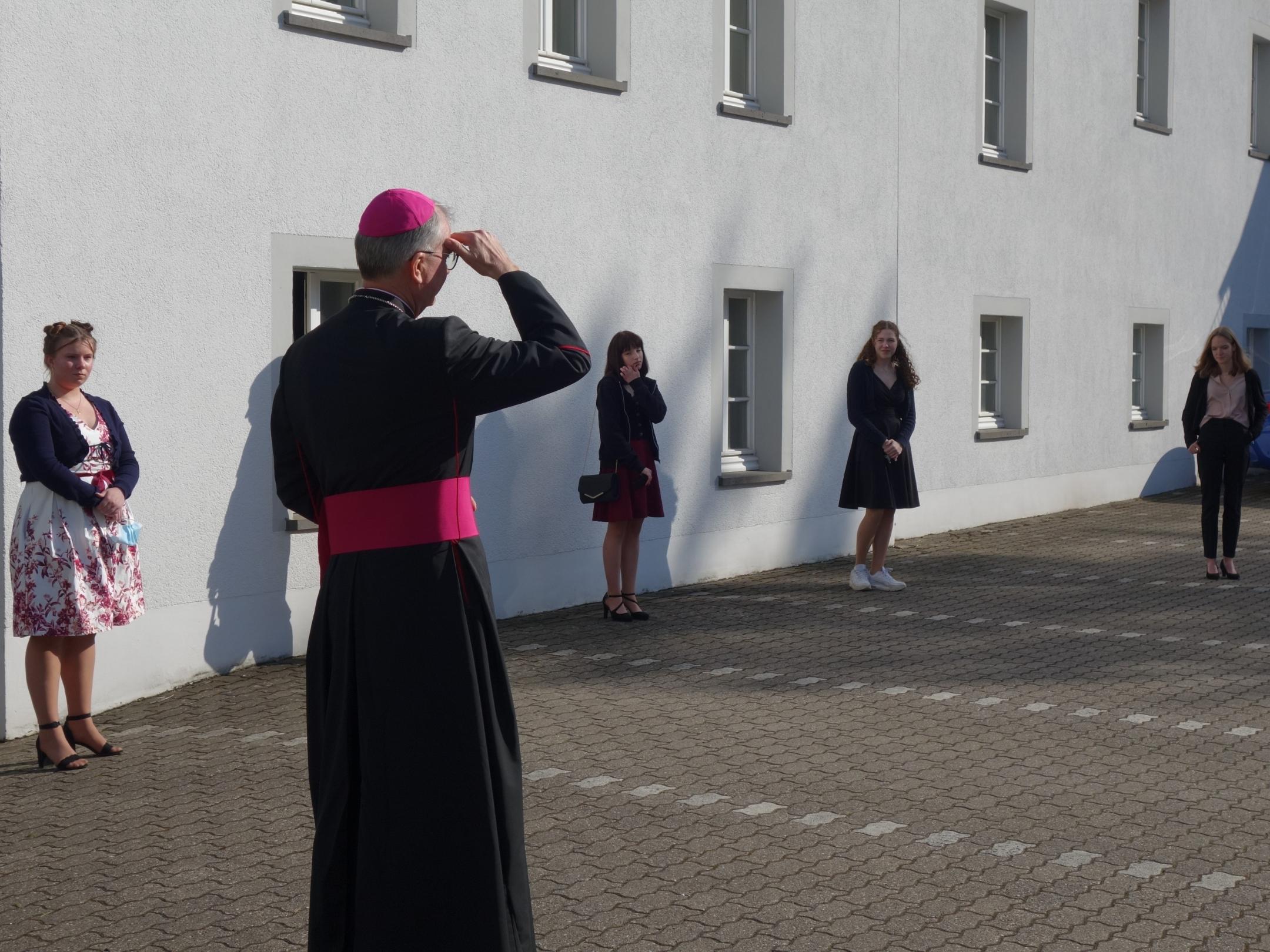 Weihbischof Peters beim Vorgespräch mit den Firmbewerberinnen und Firmbewerbern.