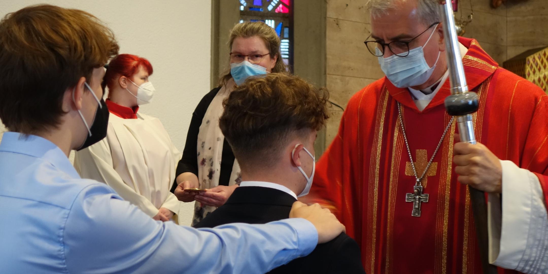 Weihbischof Peters bei der Spendung des Firmsakraments. Fotos: Julia Fröder/Bistum Trier