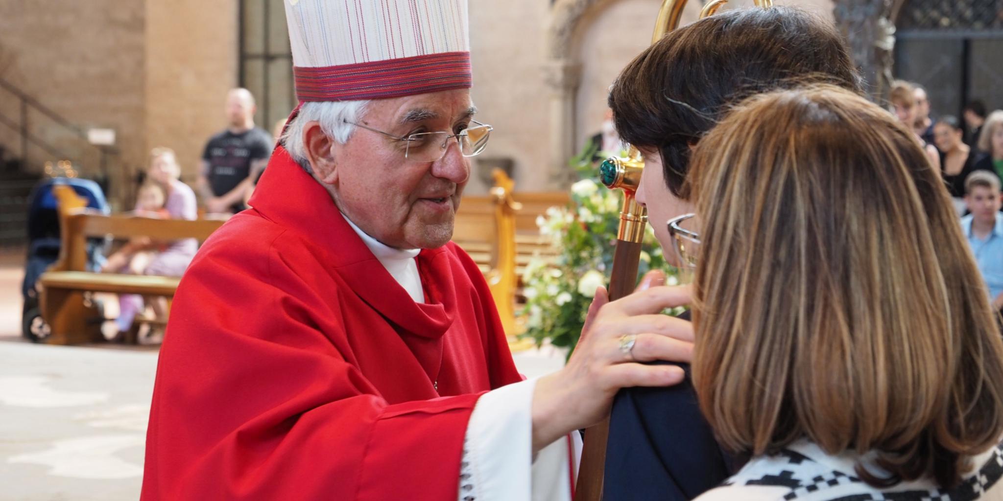 Weihbischof Franz Josef Gebert spendet den Firmlingen das Sakrament, das sie mit den Gaben des Heiligen Geist bestärkt. (Foto: Stefan Endres/Bistum Trier)
