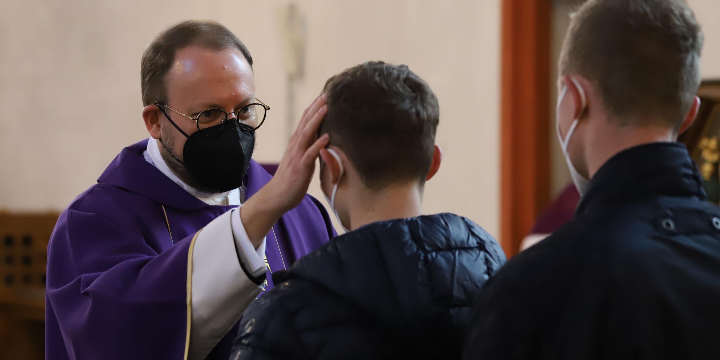 Dechant Christoph Kipper spendet einem Jugendlichen das Sakrament der Firmung (Foto: Isabel Athmer/Bistum Trier)