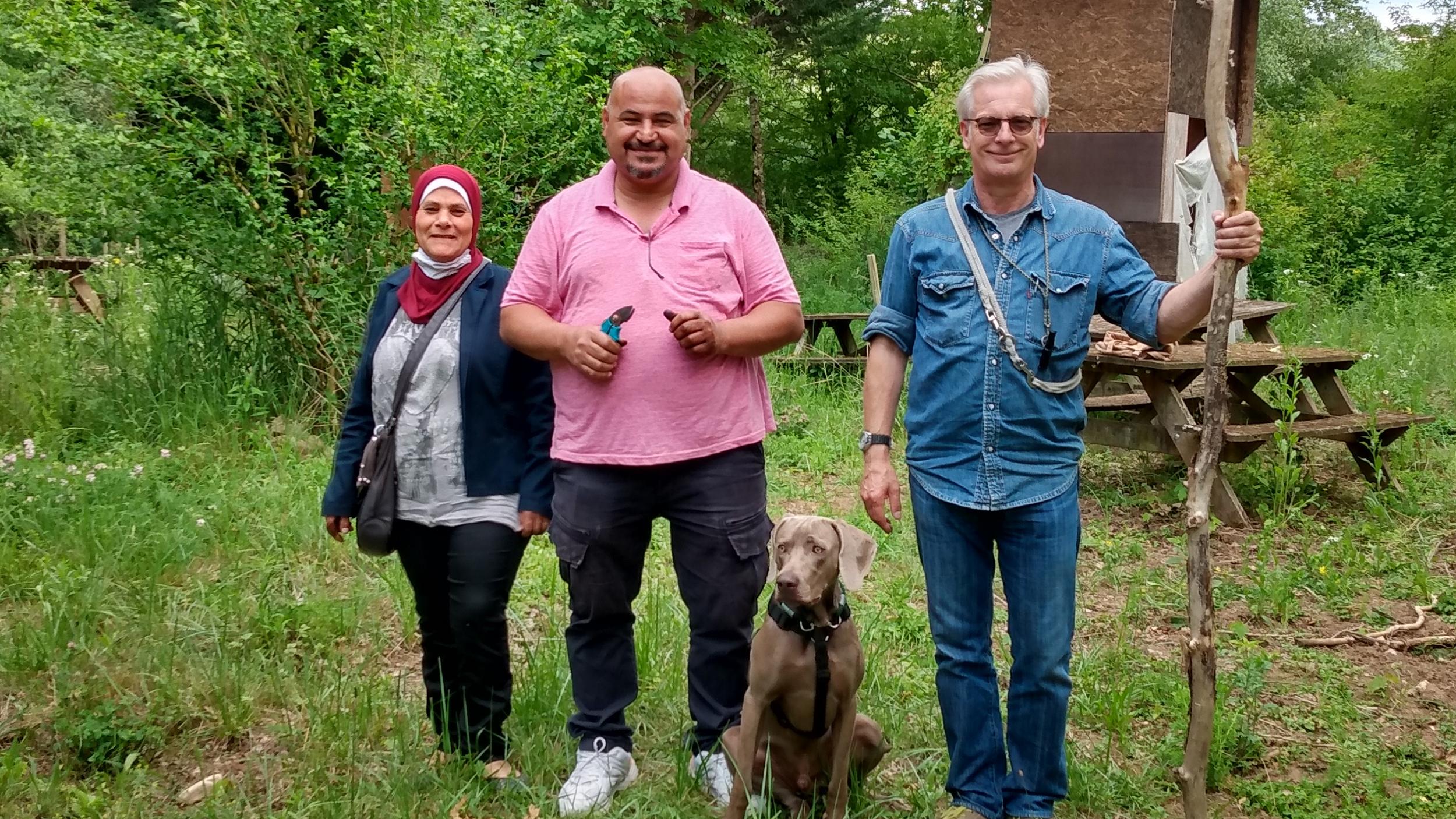 Drei von zehn fleißigen Gärtnern: Ahmad Albabous und seine Frau Ambaraka aus Syrien und Jörg van den Boom (von links).