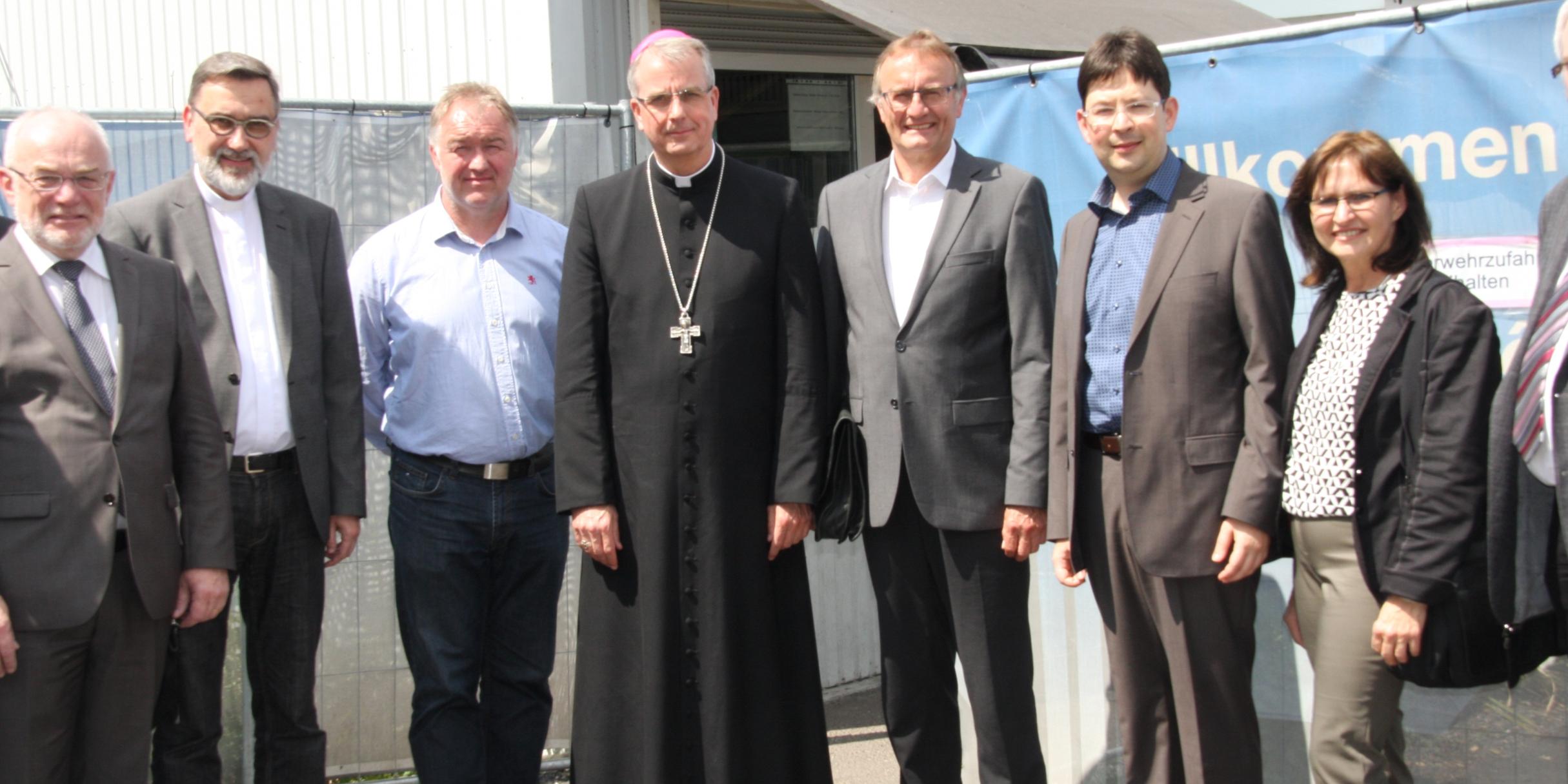 Weihbischof Jörg Michael Peters vor dem Eingang zum Flüchtlingscamp.