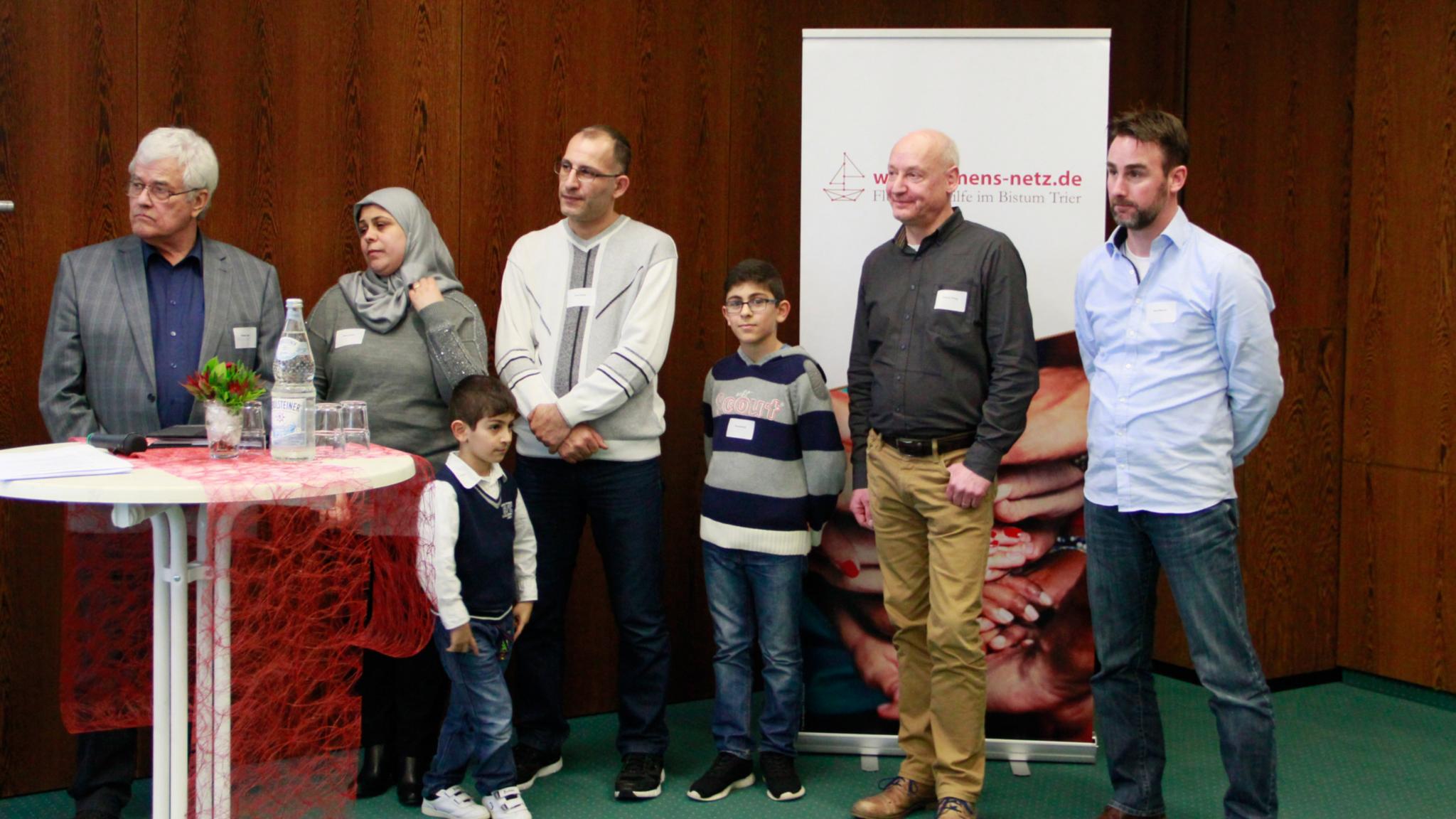 In der moderierten Gesprächsrunde am Nachmittag kamen Flüchtlinge, sowie Ehren- und Hauptamtliche in der Flüchtlingshilfe zu Wort. Ihr Fazit: Integration kann nur mit Familie gelingen. V.l.n.r.: Dittmar Lauer, Maisaa Hamwi, Raed Alhajji mit ihren Söhnen Youseff (5) und Ahmad (12), Andreas Flämig, Ehrenamtskoordinator für die Region Trier und Schweich-Welschbillig, Bernd Berenz, Gemeindereferent Cochem.