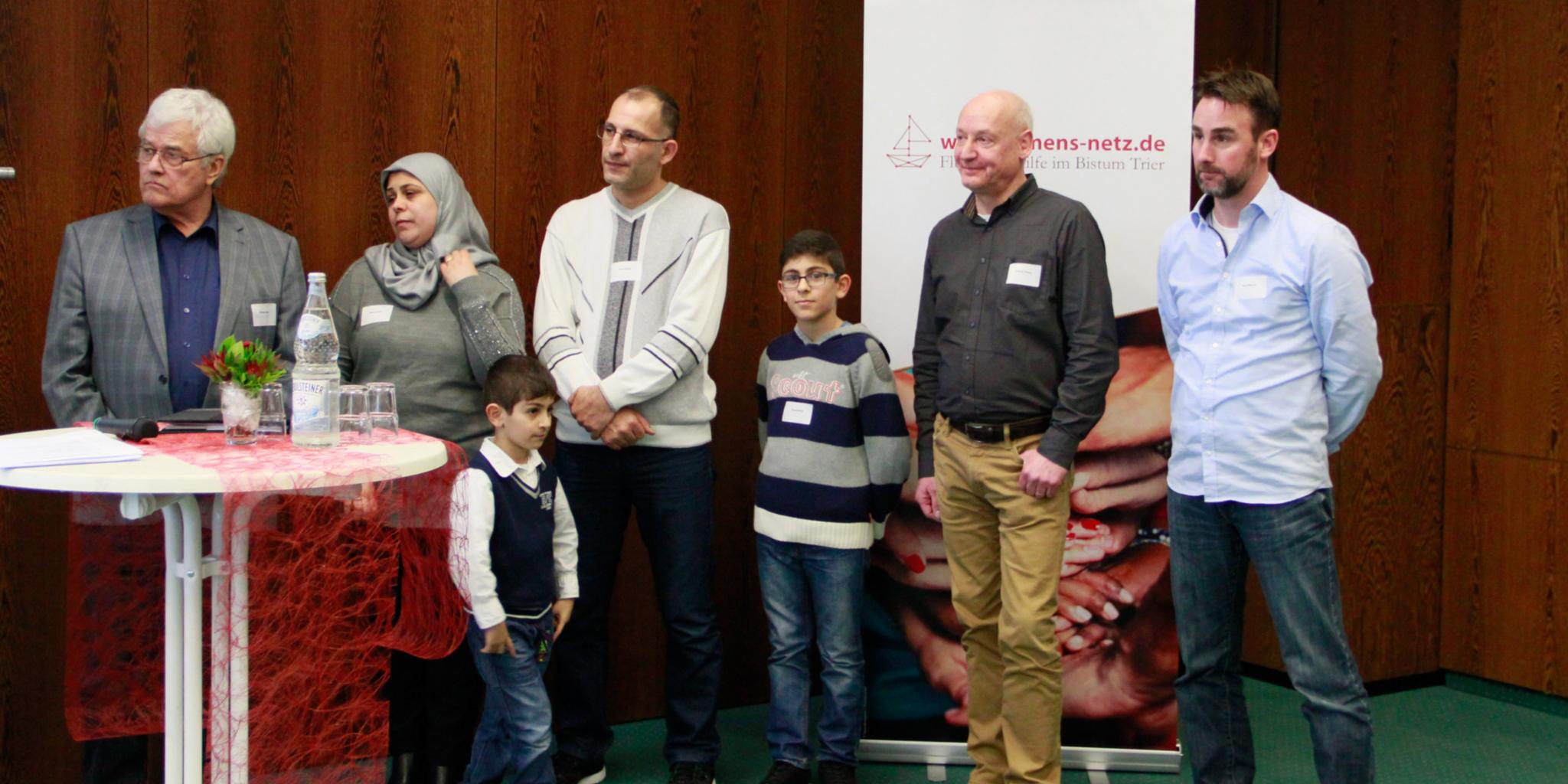 In der moderierten Gesprächsrunde am Nachmittag kamen Flüchtlinge, sowie Ehren- und Hauptamtliche in der Flüchtlingshilfe zu Wort. Ihr Fazit: Integration kann nur mit Familie gelingen. V.l.n.r.: Dittmar Lauer, Maisaa Hamwi, Raed Alhajji mit ihren Söhnen Youseff (5) und Ahmad (12), Andreas Flämig, Ehrenamtskoordinator für die Region Trier und Schweich-Welschbillig, Bernd Berenz, Gemeindereferent Cochem.