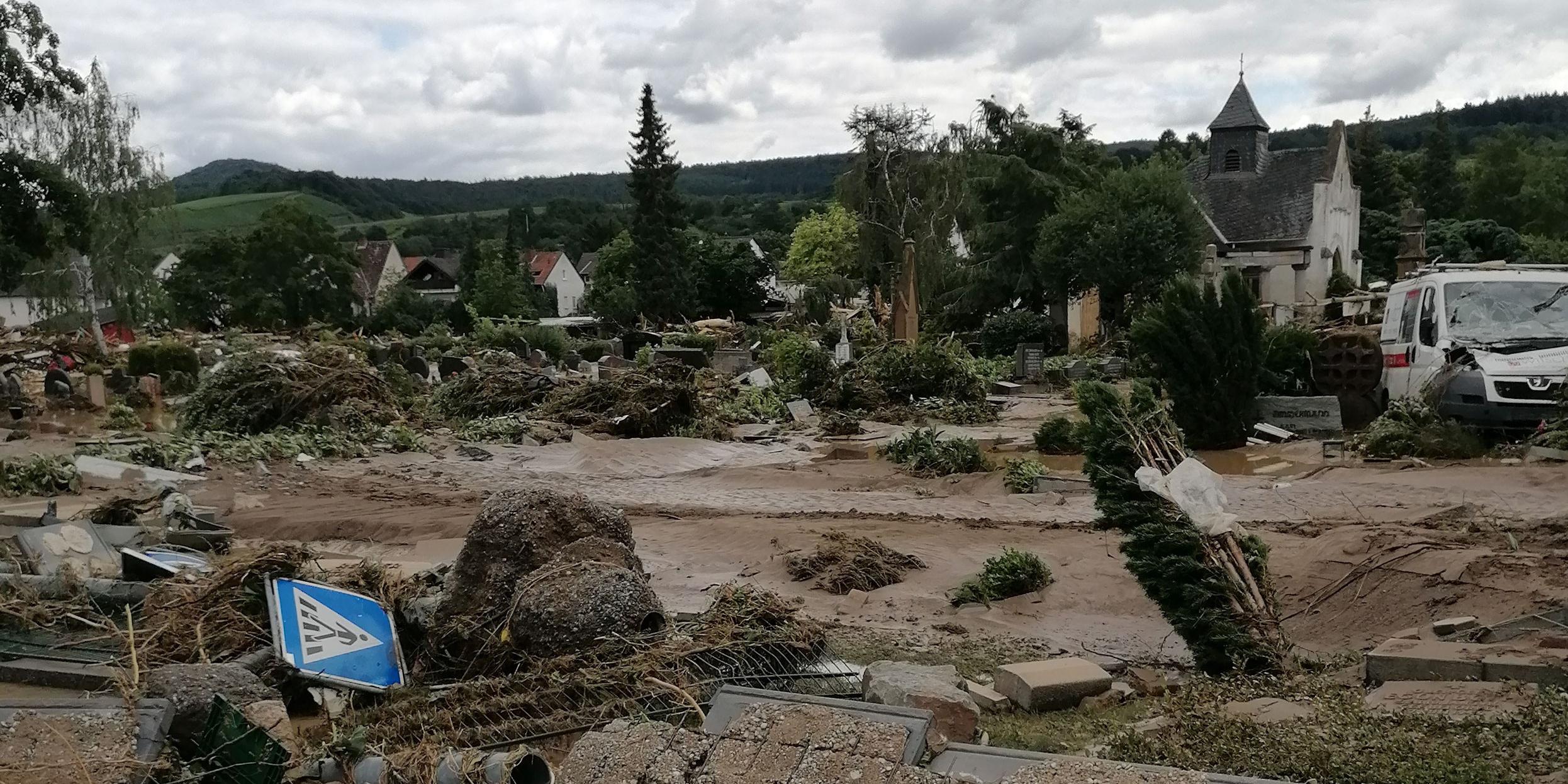 Die Flut zerstörte viele Orte. Foto: Sabine Dettinger
