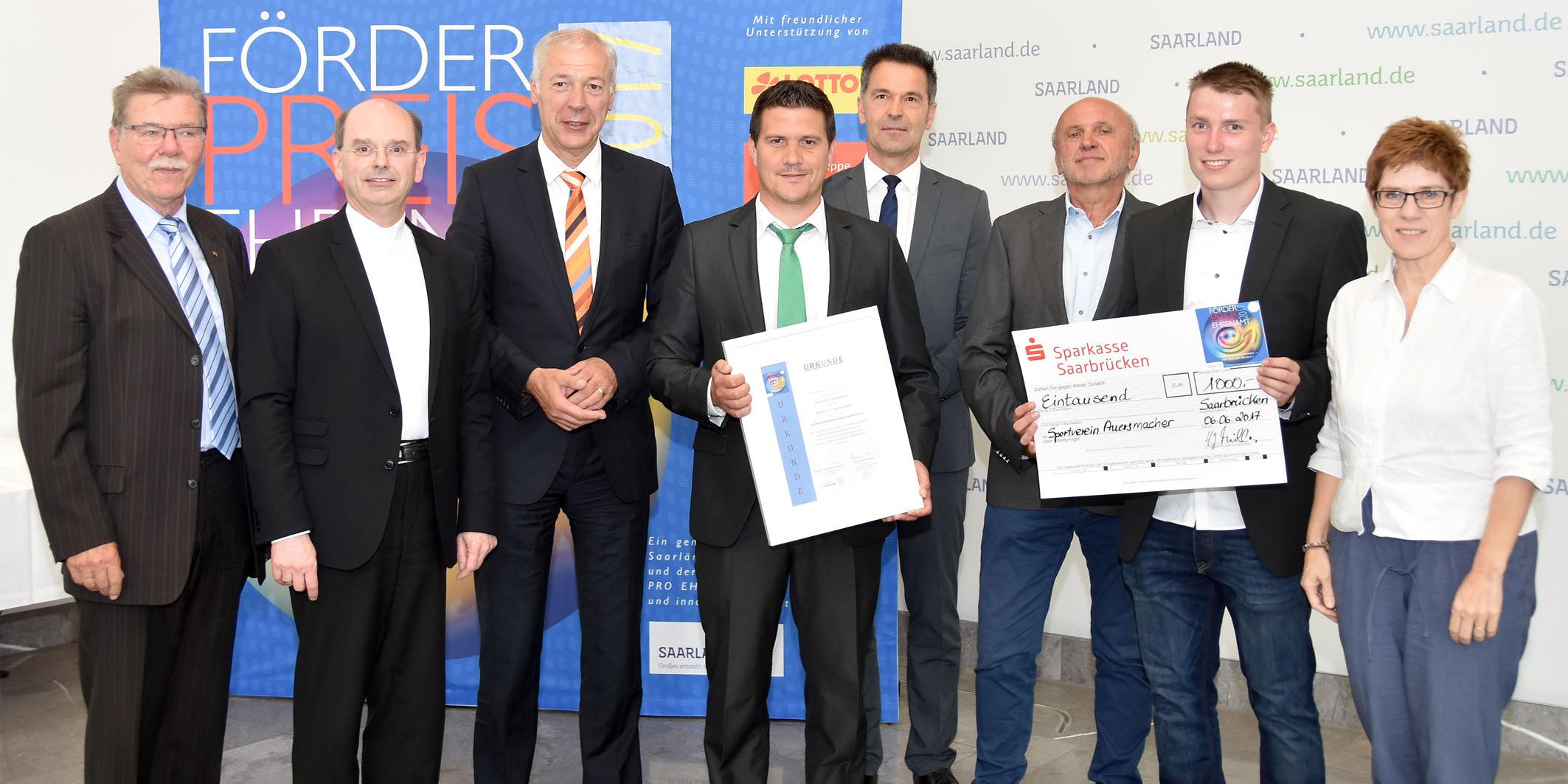 Weihbischof Brahm hielt die Laudatio für den SV Auersmacher