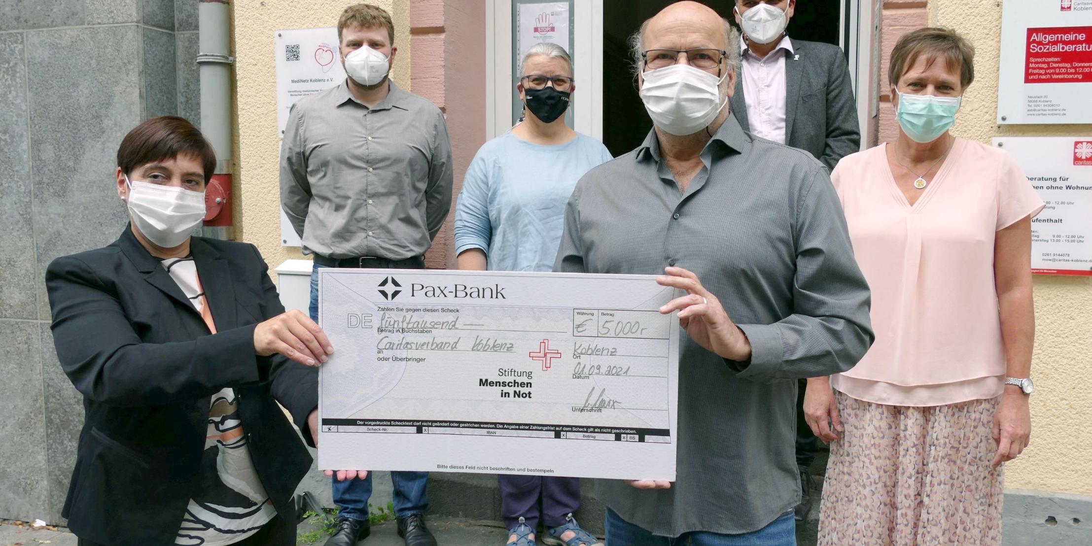 Freudiger Anlass vor der Caritas-Wohnungslosenhilfe in der Koblenzer Neustadt 20: Michaela Marx, Geschäftsführerin der Stiftung Menschen in Not, übergab den Scheck an Markus Fröhlich, Leiter der Fachberatungsstelle. Des Weiteren freuten sich Daniel Krauss (Clearingstelle Krankenversicherung), Dr. Claudia Tamm (MediNetz Koblenz e. V.), Achim Meis (Leiter Soziale Dienste), Caritasdirektorin Martina Best-Liesenfeld (v. links). Foto: Caritasverband Koblenz/Marco Wagner