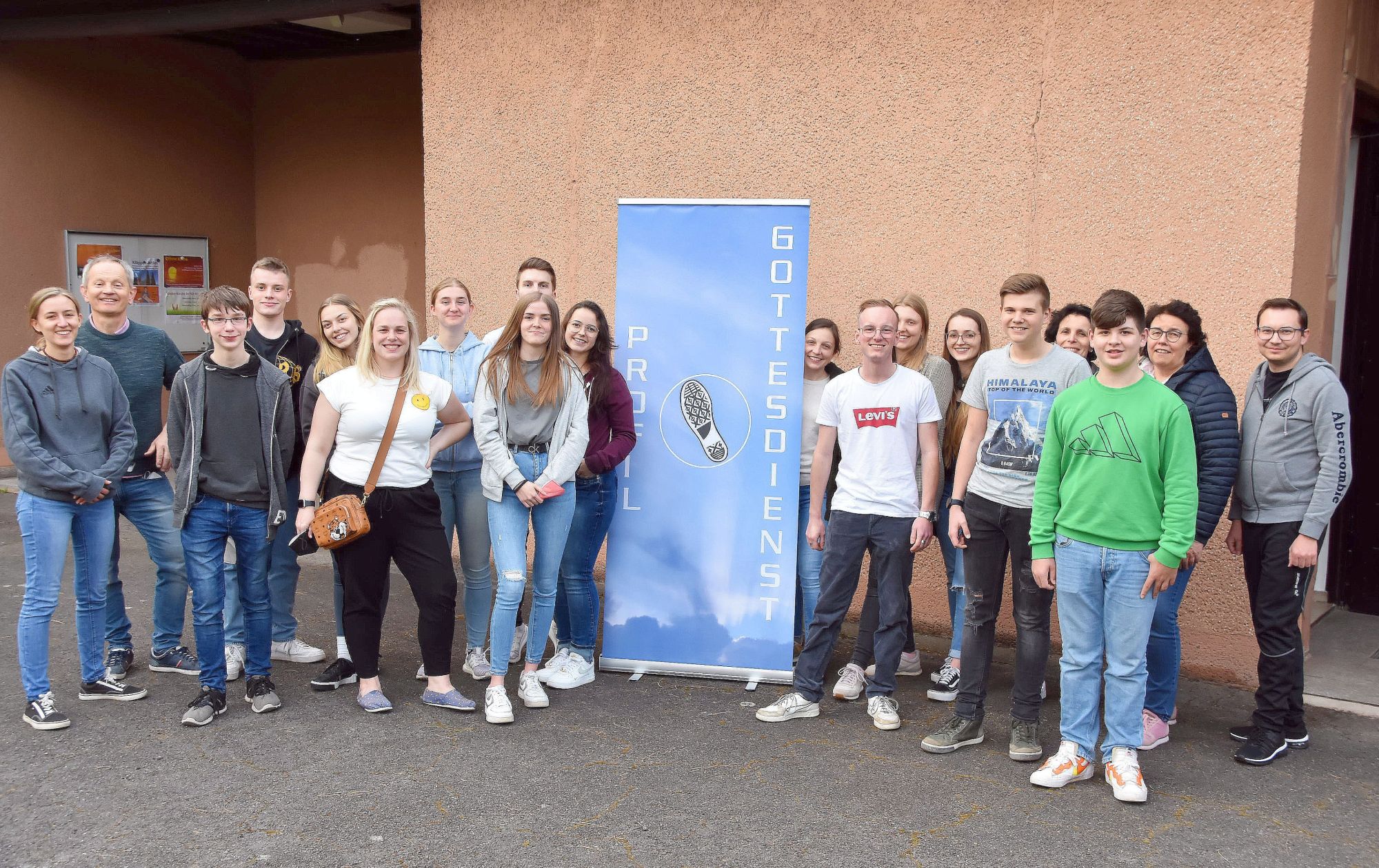 Mitarbeiterinnen und Mitarbeiter der Formatwerkstatt vor der Kirche Liebfrauen. Foto: Hans Georg Schneider