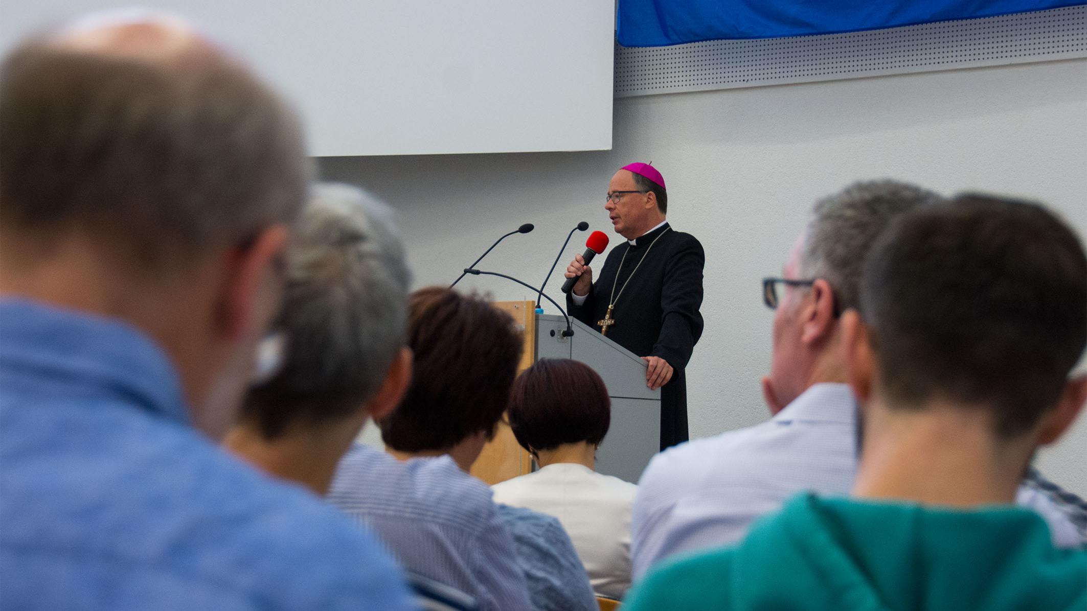 Bischof Ackermann sprach zu den mehr als 220 Menschen in Otzenhausen über die Umsetzung der Synodenbeschlüsse.