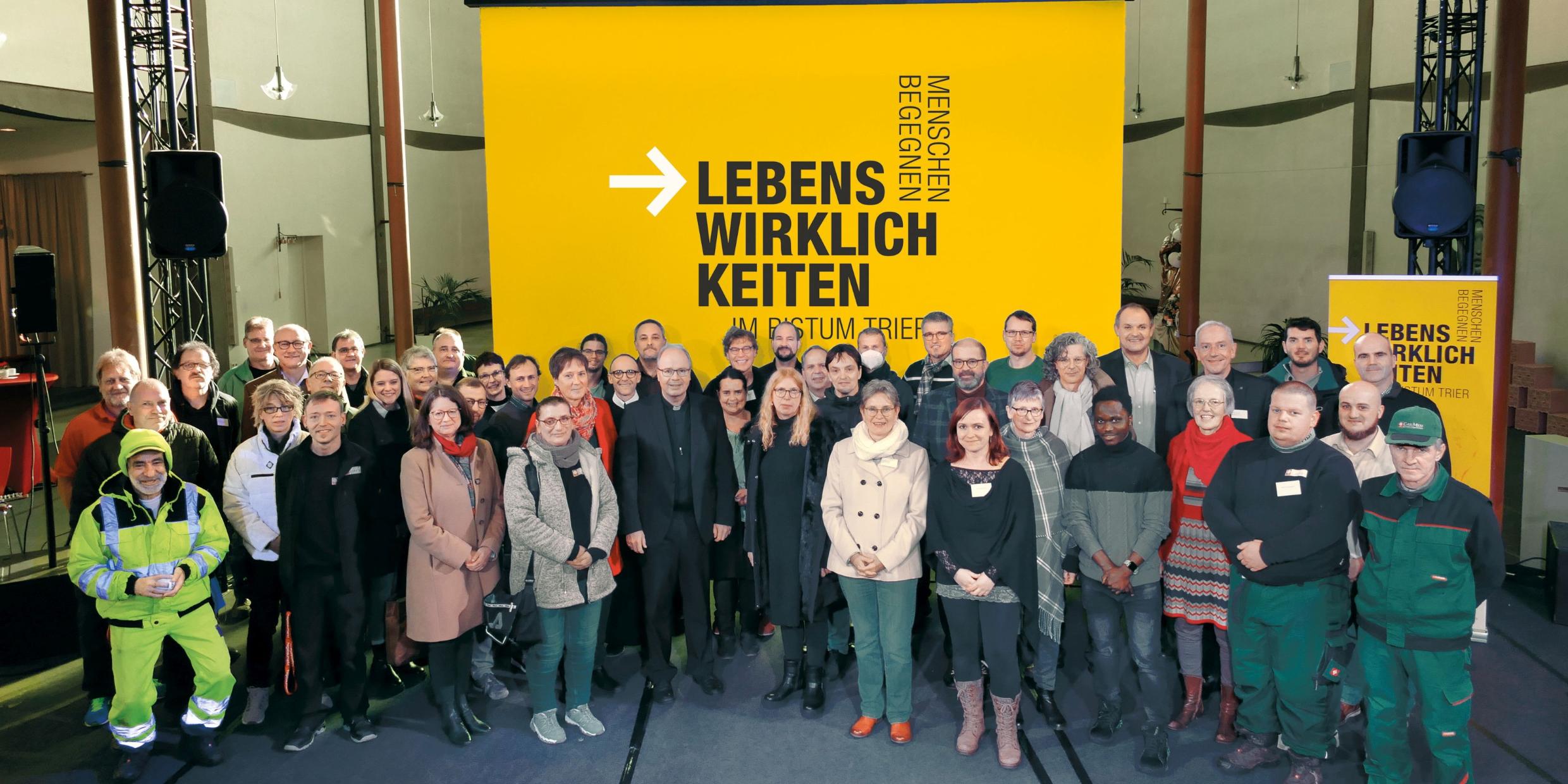 Eintauchen in soziale Lebenswirklichkeiten: Gruppenfoto der Gastgebenden und Teilnehmenden sowie des Projektteams um Dr. Martina Messan mit Bischof Dr. Stephan Ackermann bei der Abschlussveranstaltung im Koblenzer X-Ground. (Fotos: Marco Wagner)
