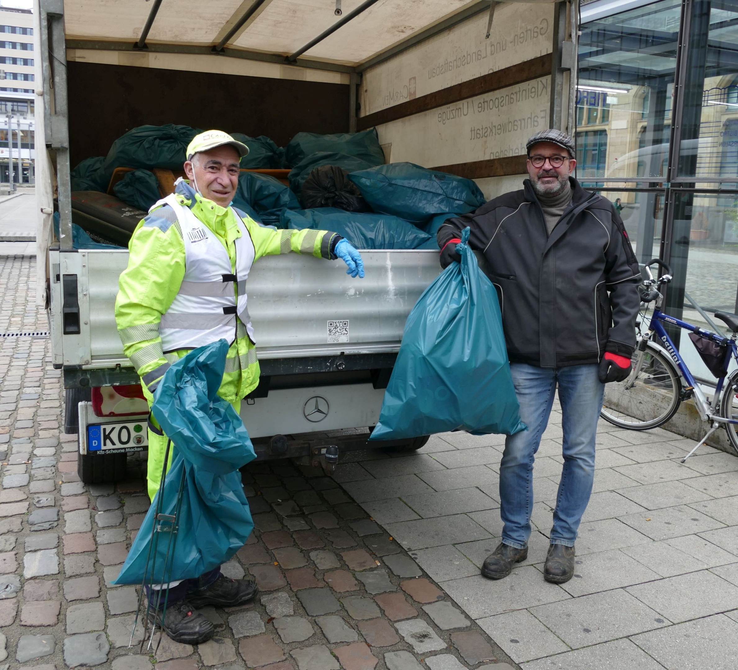 Begegnung auf Augenhöhe: Caritas-Mitarbeiter Müslüm Duran. und MdL Peter Moskopp reinigten gemeinsam den Bahnhofsvorplatz, die Schlossstraße oder den Josef-Görres-Platz.
