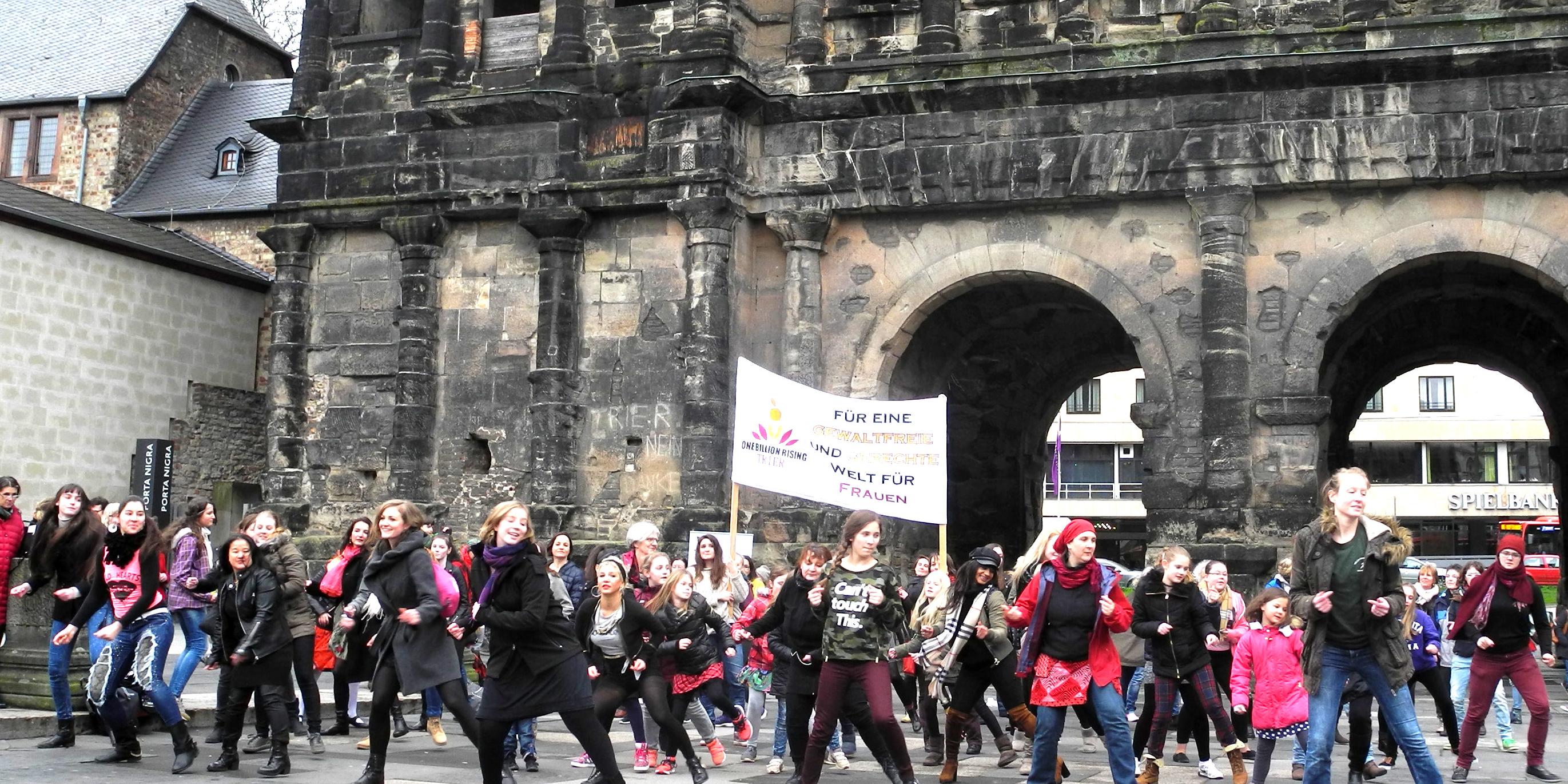 Viele Menschen haben sich auf dem Platz vor der Porta Nigra versammelt, um gemeinsam zu tanzen, zu trommeln oder auch einfach nur zuzuschauen. (Foto: Interventionsstelle Trier)