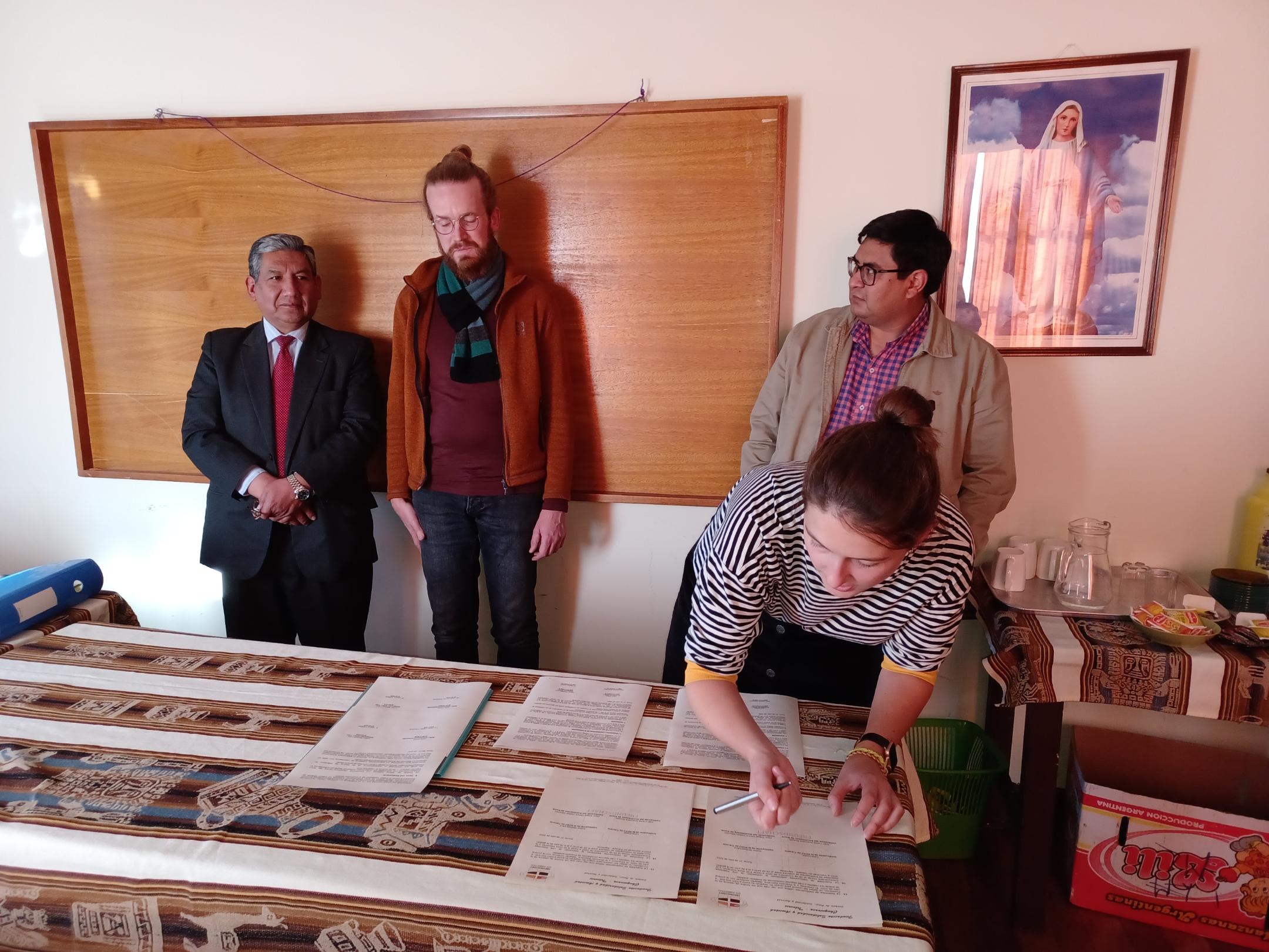 Unterzeichnung des Kooperationsvertrags und der Beschlüsse der Stifterversammlung (Unterzeichnende sind Juan Calos Arancibia für das Erzbistum Sucre und Volker Lenz und Lena Kettel für den BDKJ Trier) Fotos: BDKJ Trier