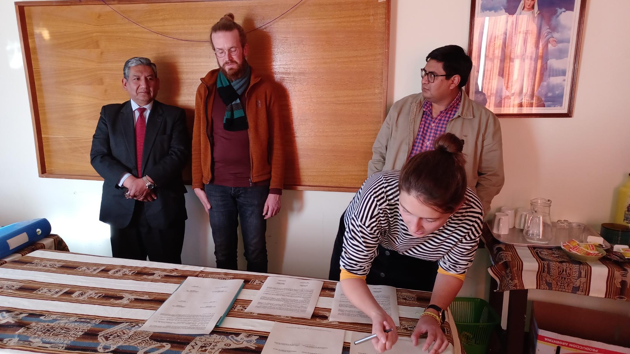 Unterzeichnung des Kooperationsvertrags und der Beschlüsse der Stifterversammlung (Unterzeichnende sind Juan Calos Arancibia für das Erzbistum Sucre und Volker Lenz und Lena Kettel für den BDKJ Trier) Fotos: BDKJ Trier