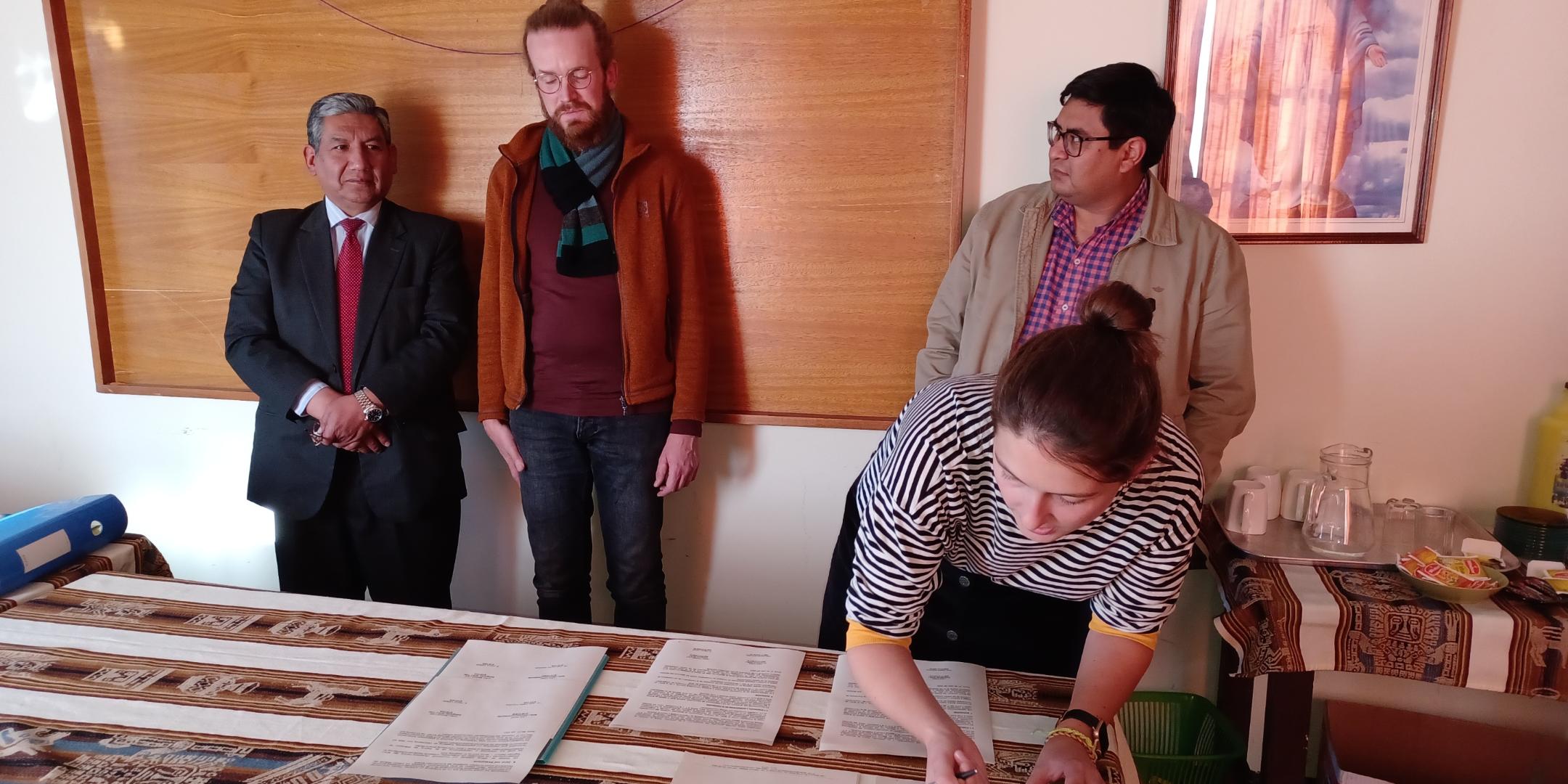 Unterzeichnung des Kooperationsvertrags und der Beschlüsse der Stifterversammlung (Unterzeichnende sind Juan Calos Arancibia für das Erzbistum Sucre und Volker Lenz und Lena Kettel für den BDKJ Trier) Fotos: BDKJ Trier