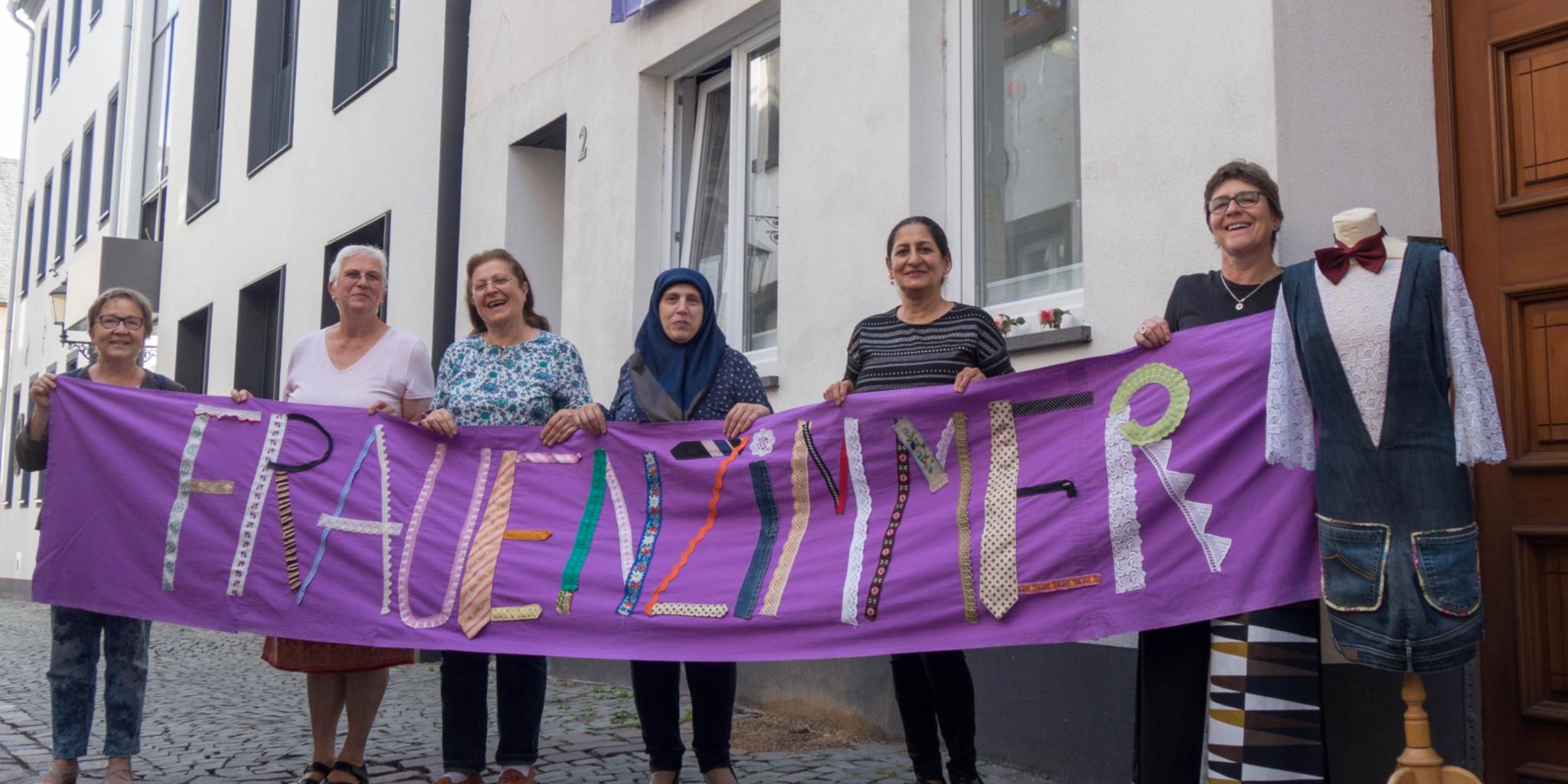 Jutta Lehnert (re.) und andere Frauen mit dem Banner des 'Frauenzimmer' in der Koblenzer Altstadt