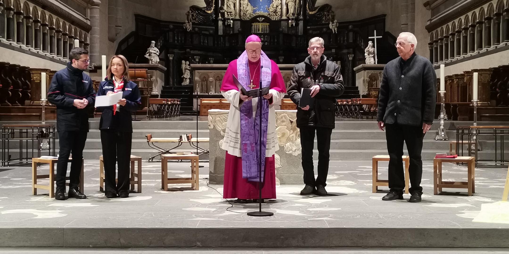 Dominik Bodenstein (Malteser), Albina Kulava (Geflüchtete aus Kiev/Malteser), Bischof Dr. Stephan Ackermann, Ludwig Kuhn (Leiter Diözesanstelle Weltkirche) und Pastoralreferent i.R. Altfried Rempe (v.l.n.r.). Foto: Christina Libeaux