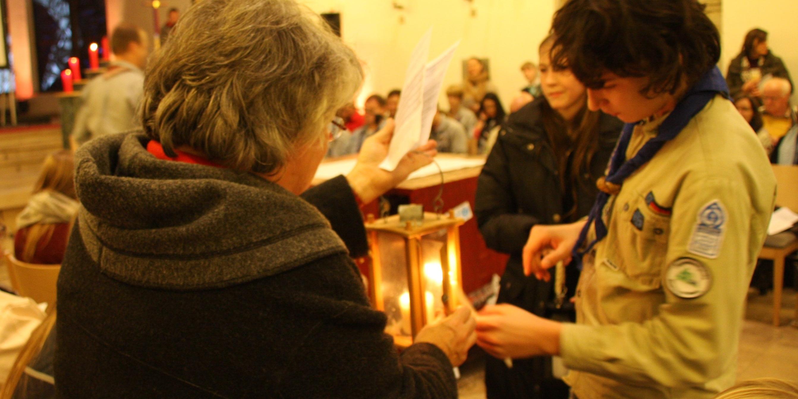 Das Friedenslicht wurde in der Koblenzer Citykirche an Gottesdienstbesucher weitergegeben.