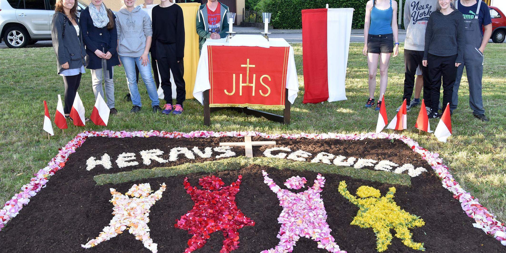 Der gemeinsame Blumenteppich und Altar der Ministrantinnen und Ministranten aus Merchweiler und Wemmetsweiler.