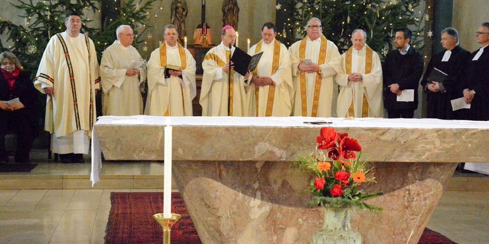 Weihbischof Robert Brahm (Mitte) verliest die Ernennungsurkunde der neuen Pfarrei. Umringt wird er vom Pastoralteam (von links) Martina Scholer, Christoph Storb, Pater Josef Wirfler, Lothar Stoffel, Patrick Altmeyer, Axel Maria Kraus, Karlheinz Schindeldecker und Andreas Folloni sowie Vertretern der evangelischen Gemeinden vor Ort