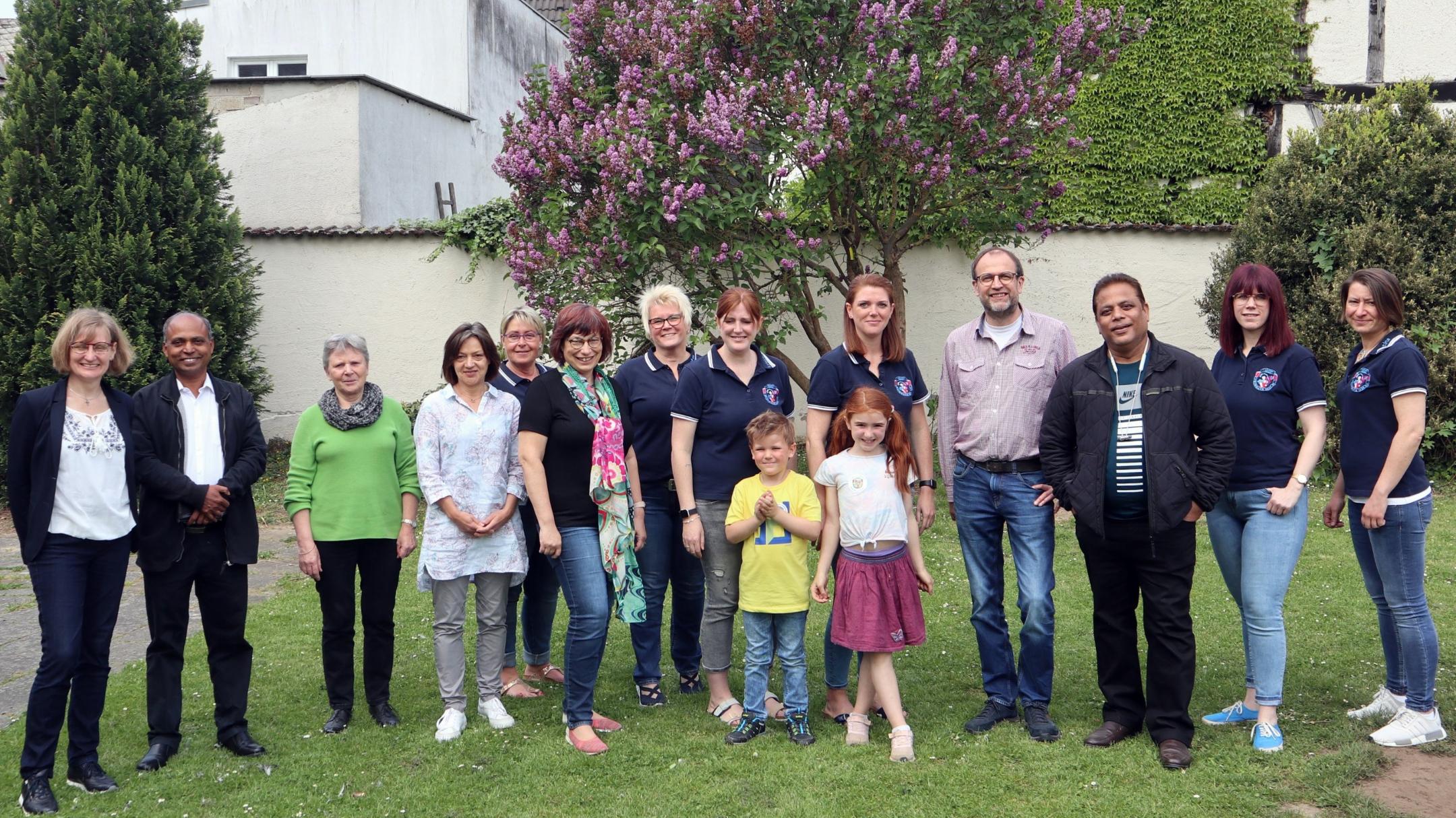 Beim ersten 'Futter(n) für die Seele' stellt sich der 1. Möhnenverein Heimbach vor. Zu sehen ist das Organisationsteam und zwei Gäste der Weltkirche aus Indien. Foto: Julia Fröder