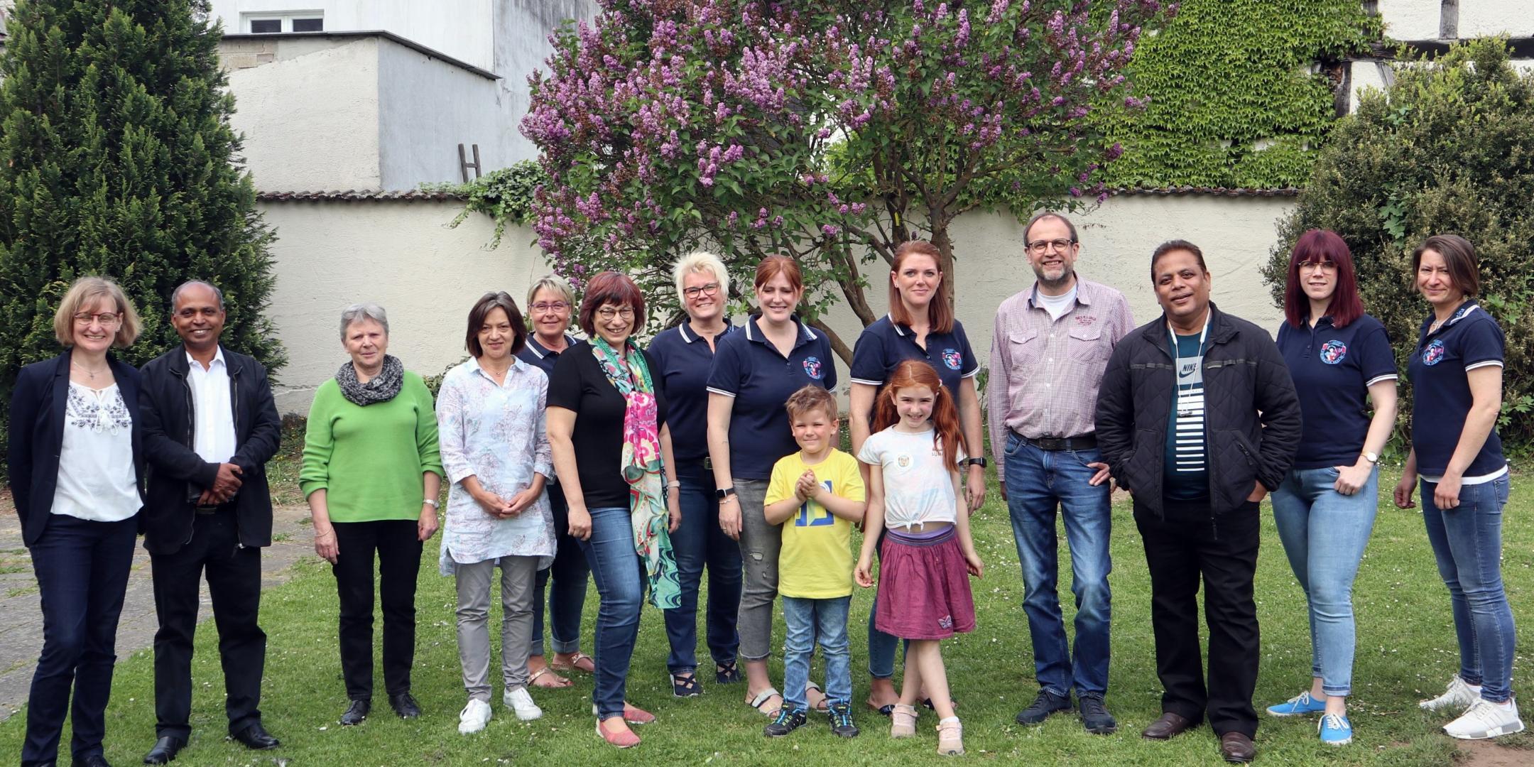 Beim ersten 'Futter(n) für die Seele' stellt sich der 1. Möhnenverein Heimbach vor. Zu sehen ist das Organisationsteam und zwei Gäste der Weltkirche aus Indien. Foto: Julia Fröder