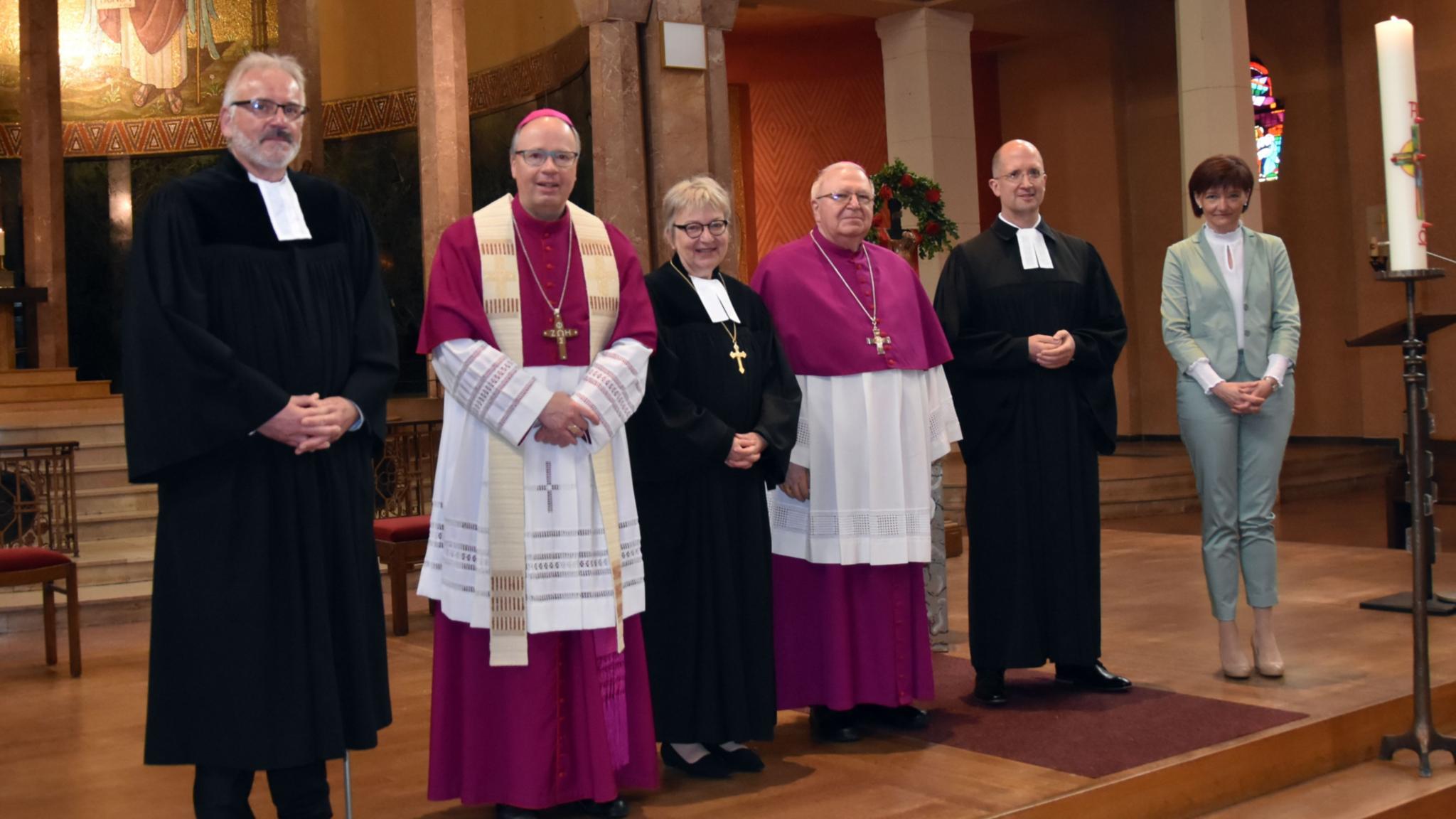 Kirchenrat Frank-Mathias Hofmann (Evangelisches Büro Saarland), Bischof Dr. Stephan Ackermann (Bistum Trier), Kirchenpräsidentin Dorothee Wüst (Evangelische Kirche der Pfalz), Weihbischof Otto Georgens (Bistum Speyer), ), Präses Dr. Thorsten Latzel (Evangelische Kirche im Rheinland) und Ordinariatsdirektorin Katja Göbel (Katholisches Büro Saarland). Foto: Ute Kirch
