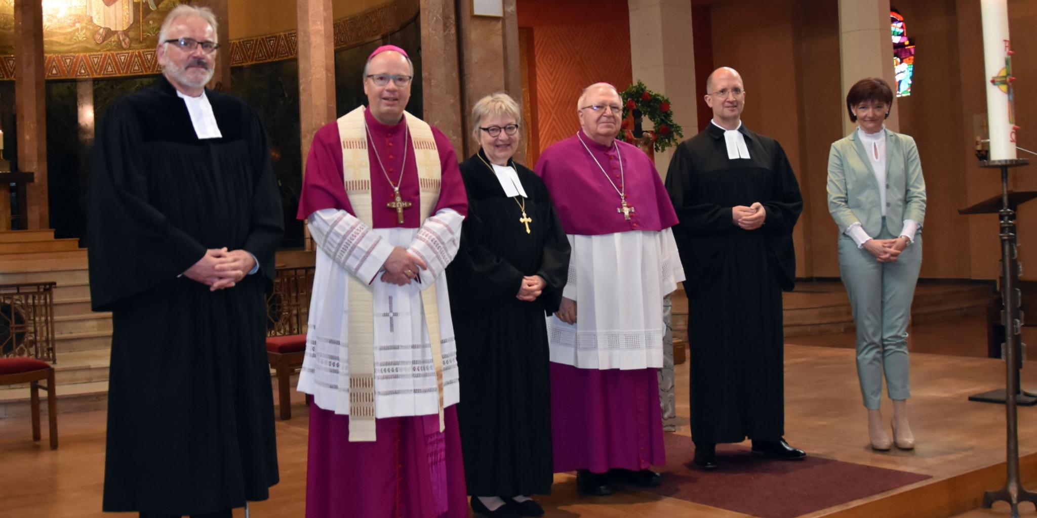 Kirchenrat Frank-Mathias Hofmann (Evangelisches Büro Saarland), Bischof Dr. Stephan Ackermann (Bistum Trier), Kirchenpräsidentin Dorothee Wüst (Evangelische Kirche der Pfalz), Weihbischof Otto Georgens (Bistum Speyer), ), Präses Dr. Thorsten Latzel (Evangelische Kirche im Rheinland) und Ordinariatsdirektorin Katja Göbel (Katholisches Büro Saarland). Foto: Ute Kirch