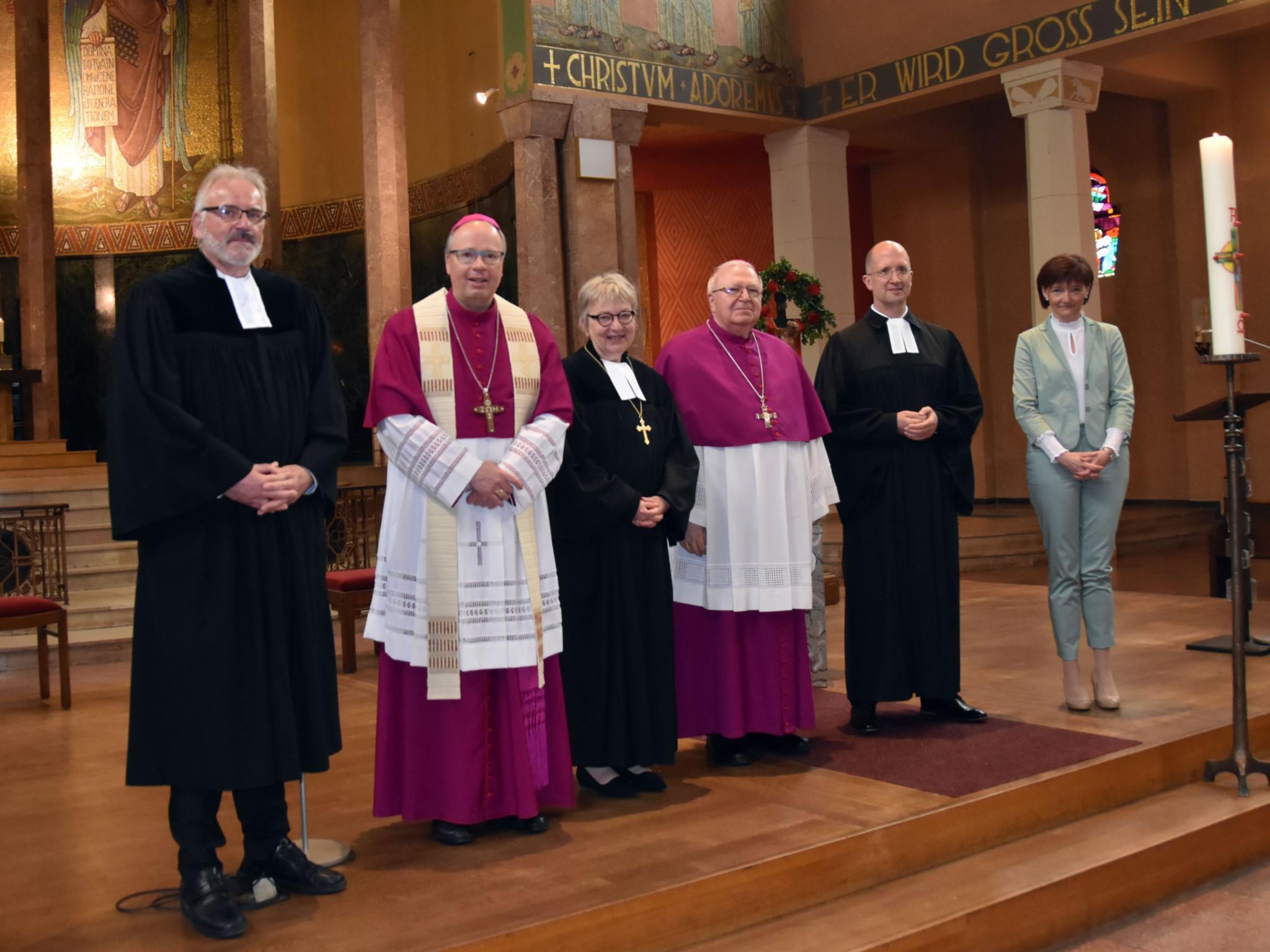 Kirchenrat Frank-Mathias Hofmann (Evangelisches Büro Saarland), Bischof Dr. Stephan Ackermann (Bistum Trier), Kirchenpräsidentin Dorothee Wüst (Evangelische Kirche der Pfalz), Weihbischof Otto Georgens (Bistum Speyer), ), Präses Dr. Thorsten Latzel (Evangelische Kirche im Rheinland) und Ordinariatsdirektorin Katja Göbel (Katholisches Büro Saarland). Foto: Ute Kirch