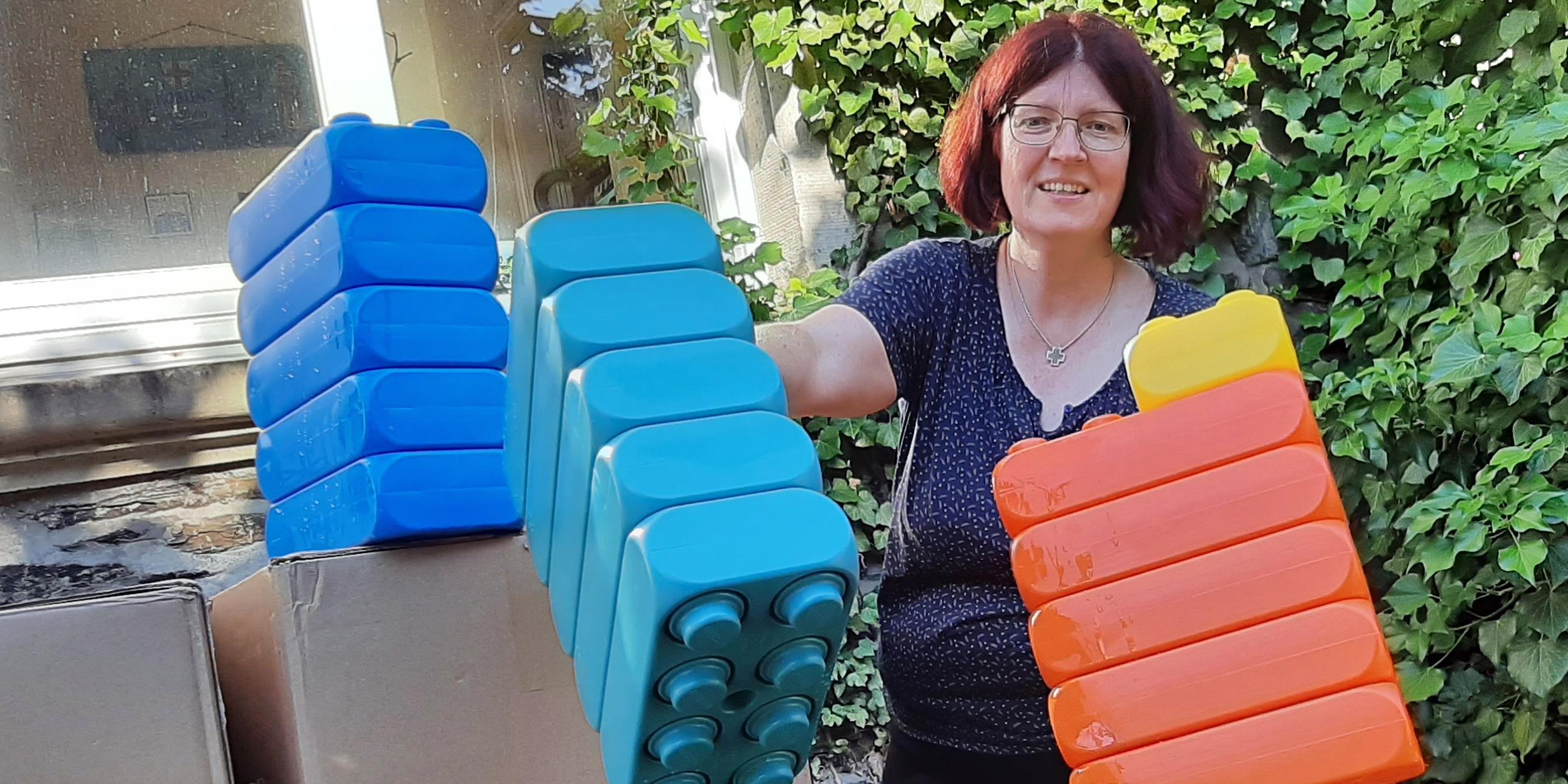 Begegnungsmöglichkeiten sind für die Menschen im betroffenen Ahrtal wichtig. Gemeindereferentin Manuela Kremer-Breuer packt gerade Spielsteine aus, die zukünftig für unterschiedliche Familienaktionen genutzt werden sollen. Foto: privat