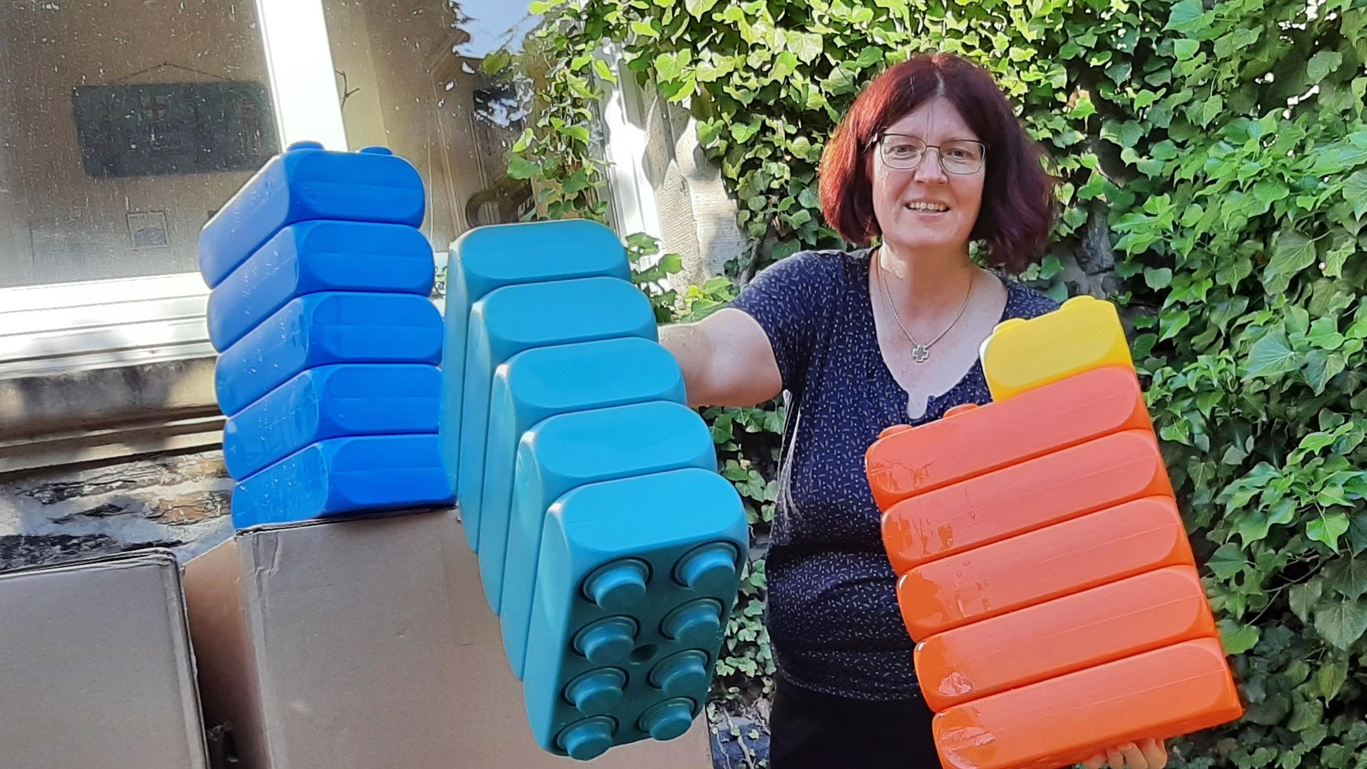 Begegnungsmöglichkeiten sind für die Menschen im betroffenen Ahrtal wichtig. Gemeindereferentin Manuela Kremer-Breuer packt gerade Spielsteine aus, die zukünftig für unterschiedliche Familienaktionen genutzt werden sollen. Foto: privat
