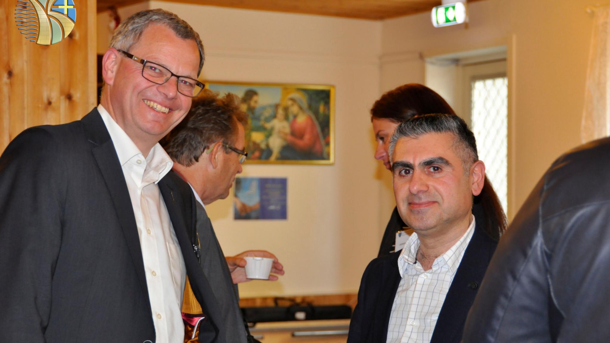 Der Trierer Generalvikar Dr. Ulrich Graf von Plettenberg (li.) bei seinem Besuch im schwedischen Södertälje (Foto: Bonifatiuswerk)