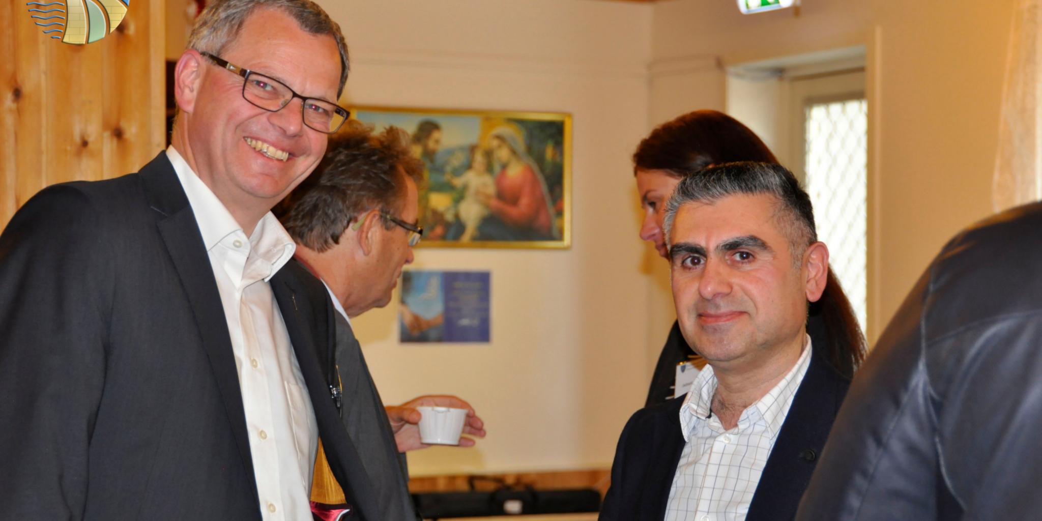 Der Trierer Generalvikar Dr. Ulrich Graf von Plettenberg (li.) bei seinem Besuch im schwedischen Södertälje (Foto: Bonifatiuswerk)