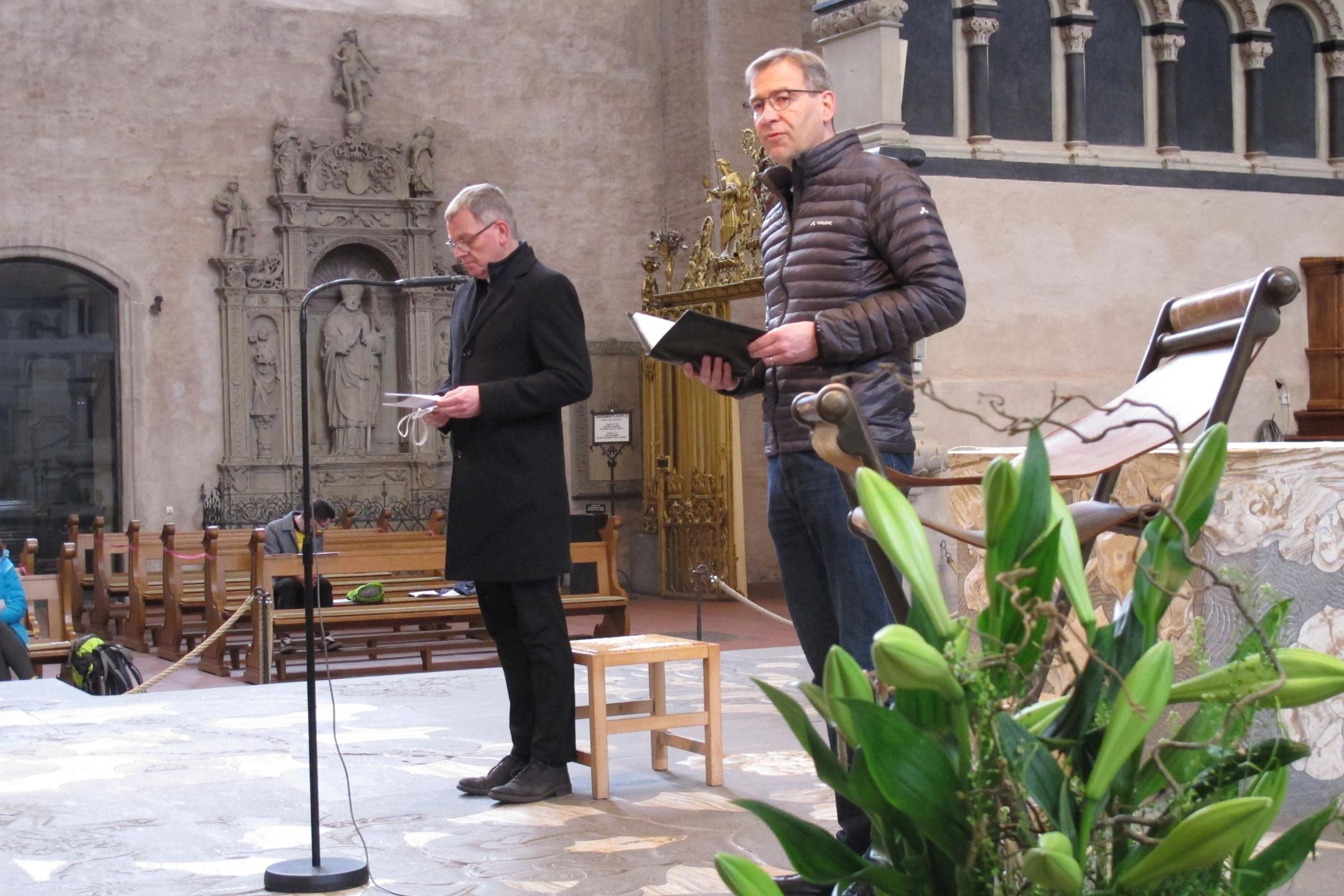 Ökumenische Andacht im Trierer Dom: Generalvikar Dr. Ulrich Graf von Plettenberg (links) und Superintendent Dr. Jörg Weber