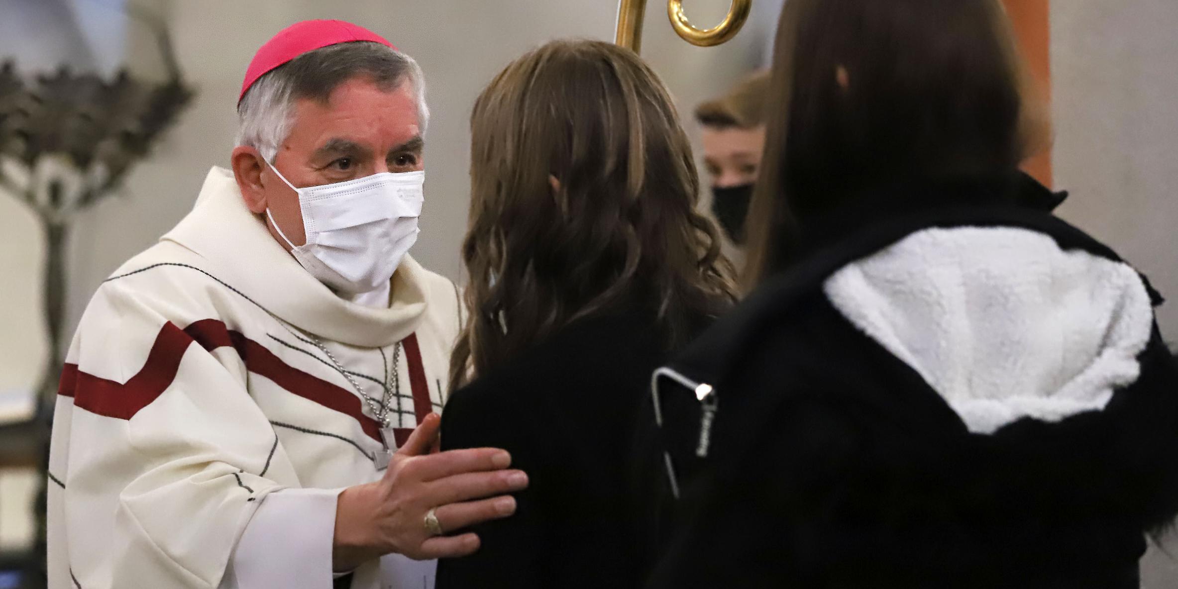 Weihbischof Gebert spendet die Firmung in Liebfrauen, Bitburg