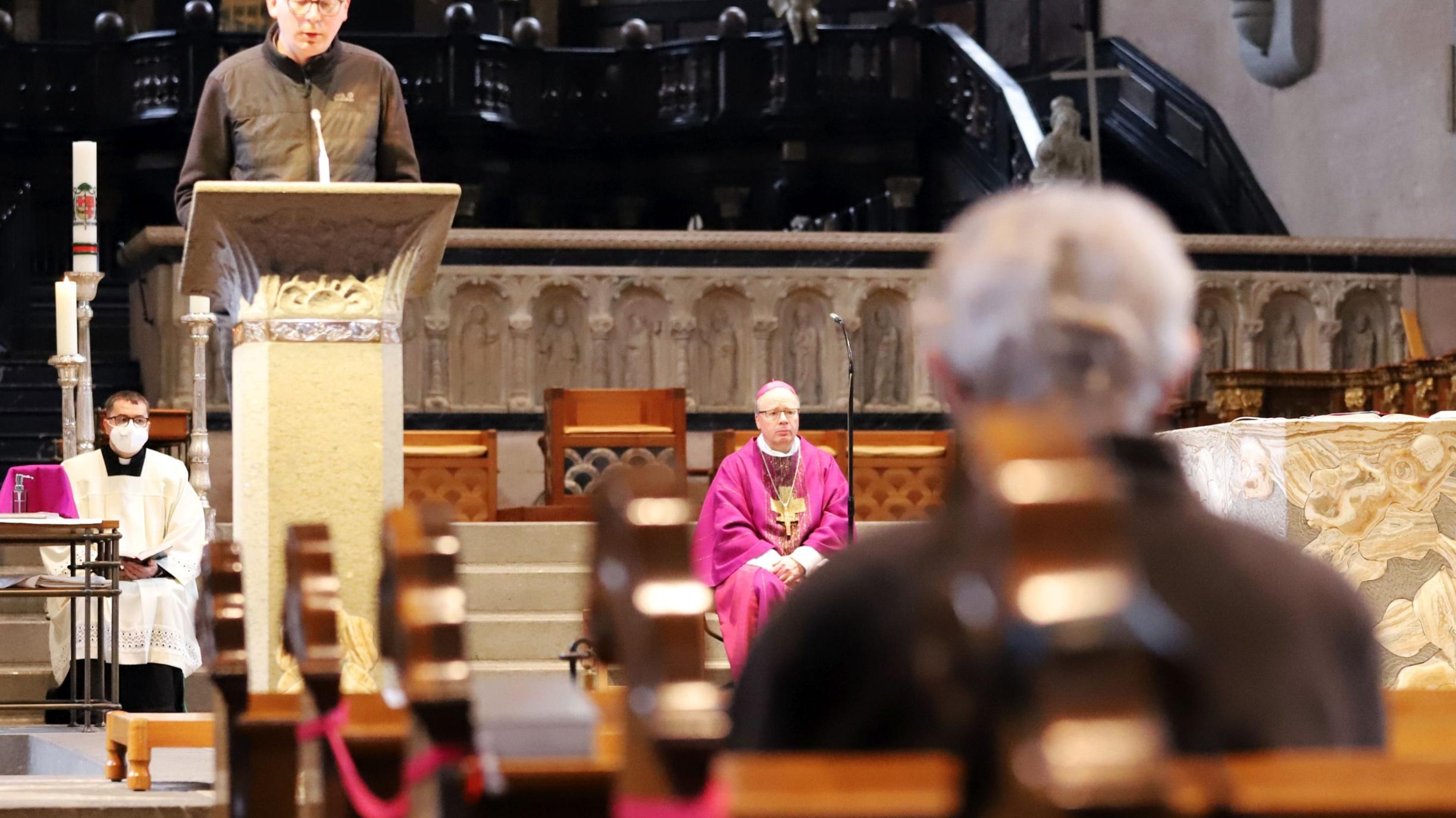 Gedenkgottesdienst für die Verstorbenen der Corona-Pandemie: In der Mitte Bischof Dr. Stephan Ackermann; links Bischofskaplan Florian Dienhart (Foto: Inge Hülpes/Bistum Trier)