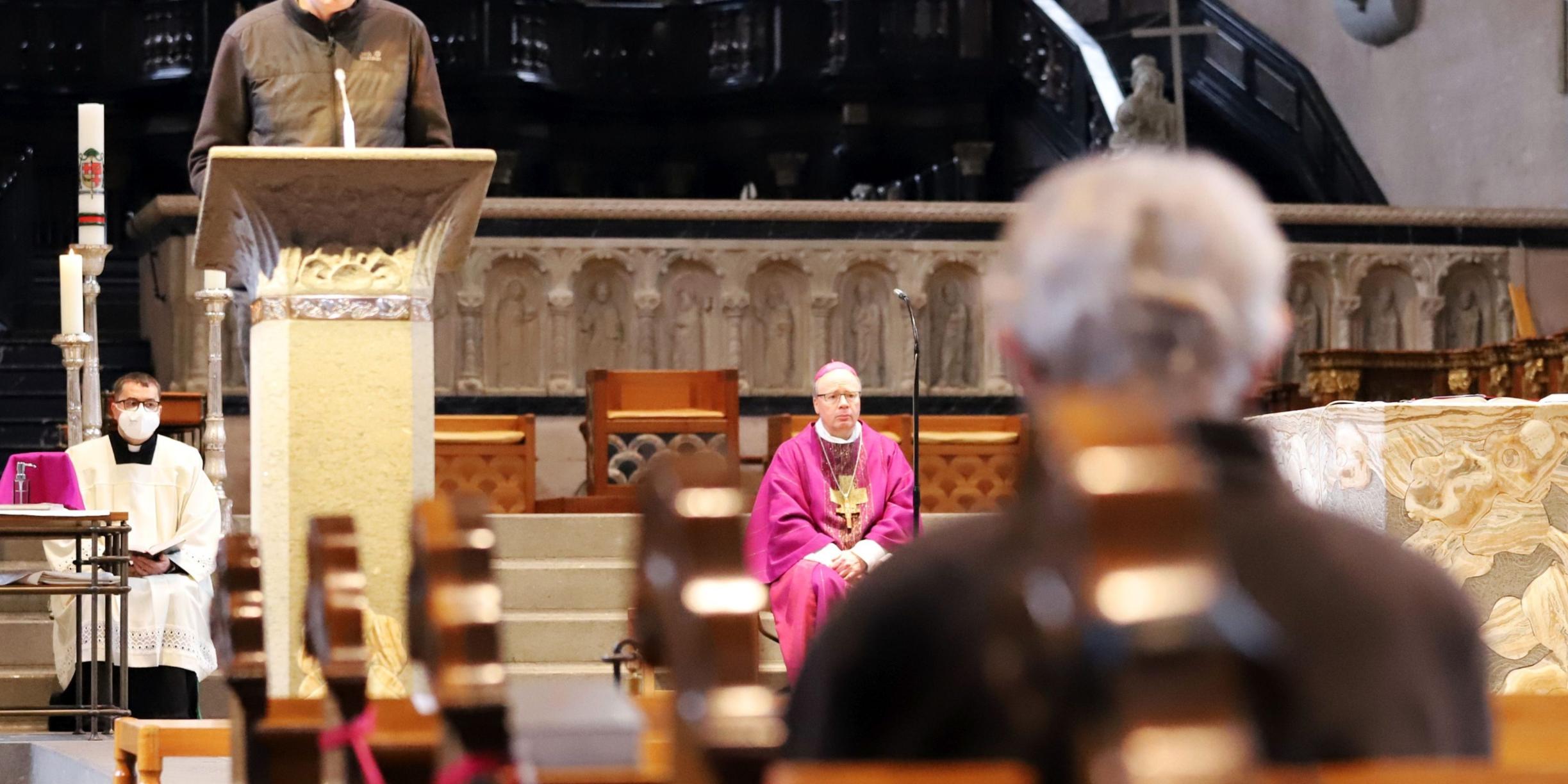 Gedenkgottesdienst für die Verstorbenen der Corona-Pandemie: In der Mitte Bischof Dr. Stephan Ackermann; links Bischofskaplan Florian Dienhart (Foto: Inge Hülpes/Bistum Trier)