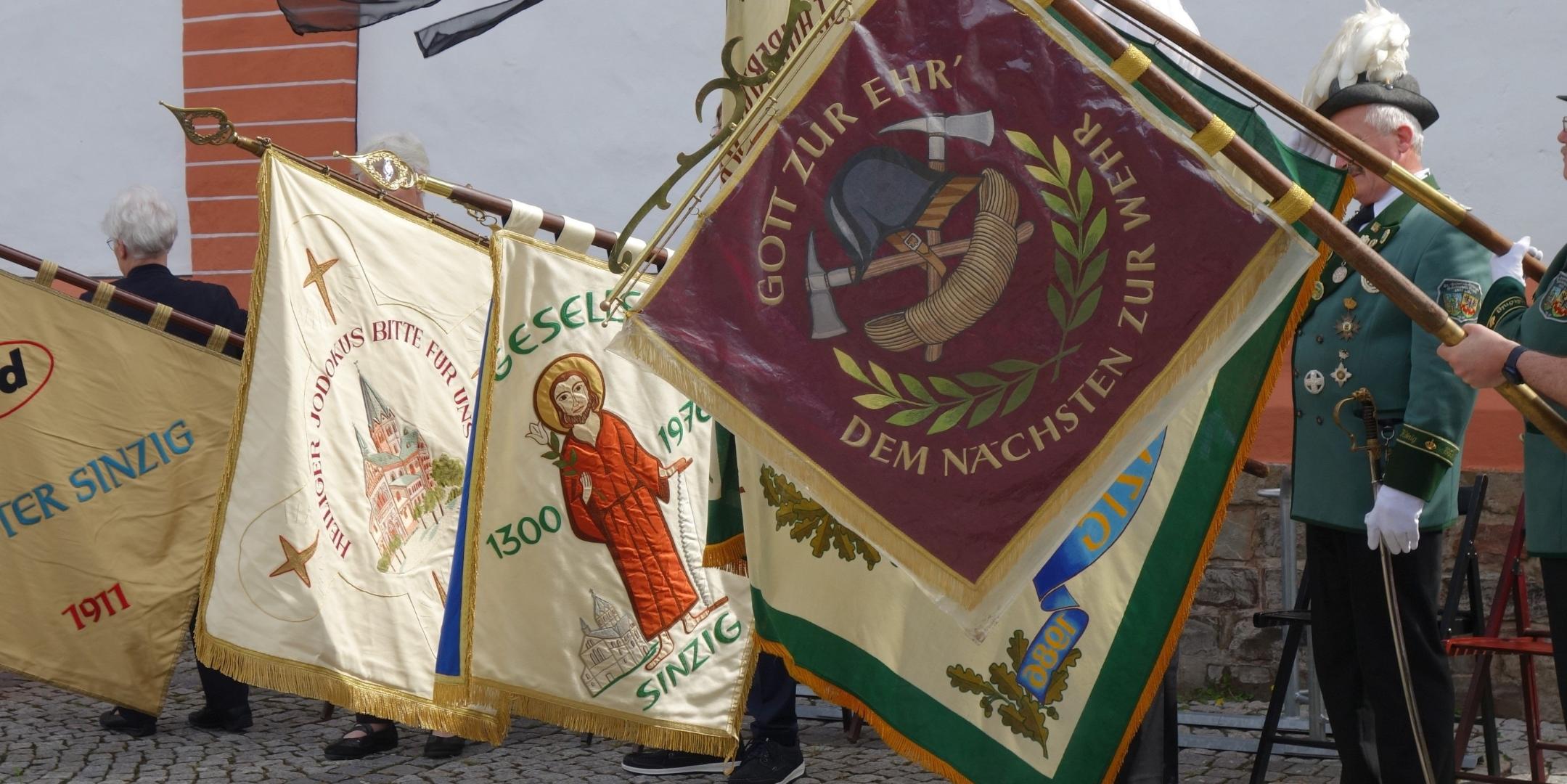 Gruppen und Verbände waren mit Fahnenabordnungen vor Ort (Foto: J. Fröder/Bistum Trier)