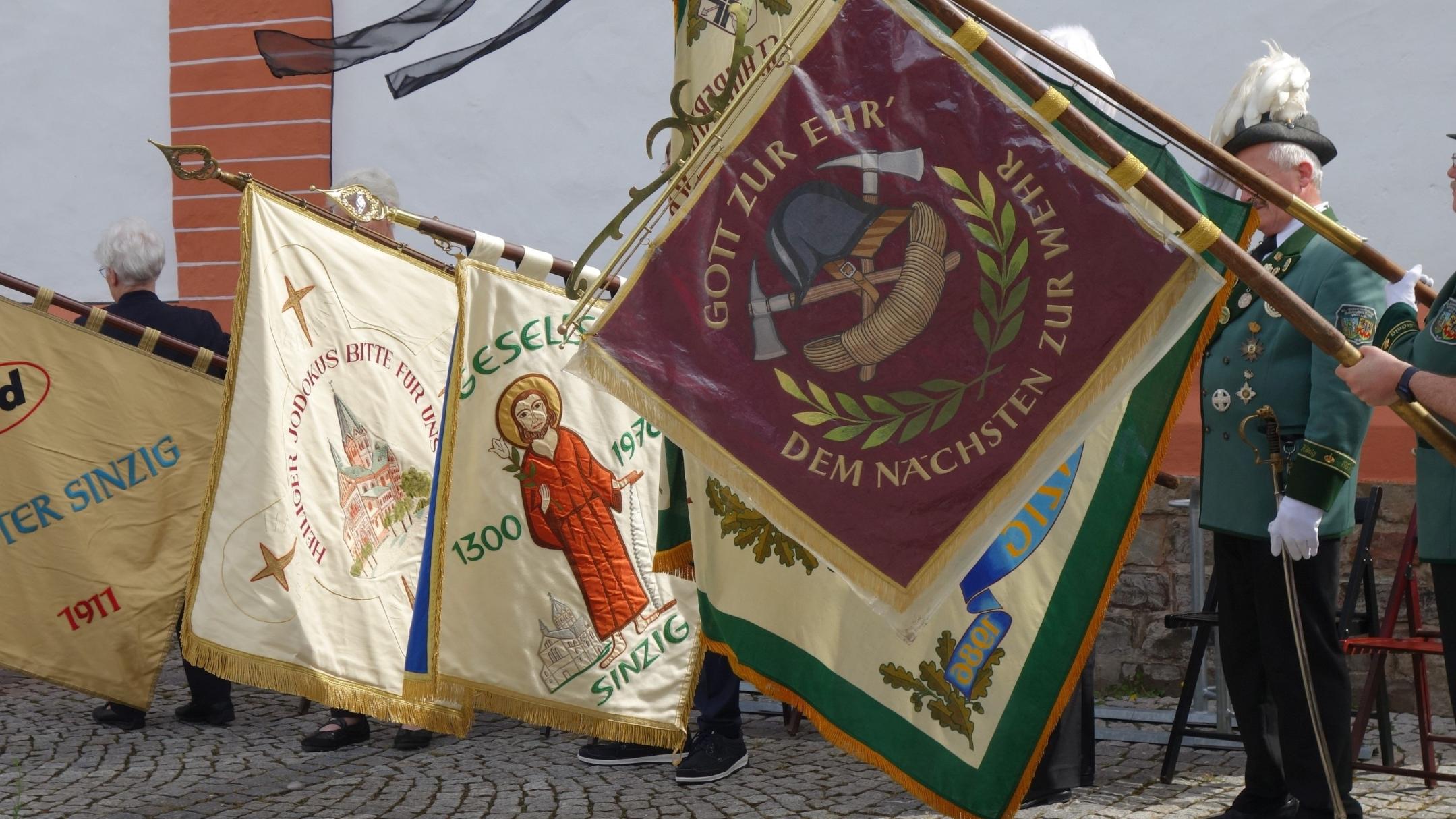 Gruppen und Verbände waren mit Fahnenabordnungen vor Ort (Foto: J. Fröder/Bistum Trier)
