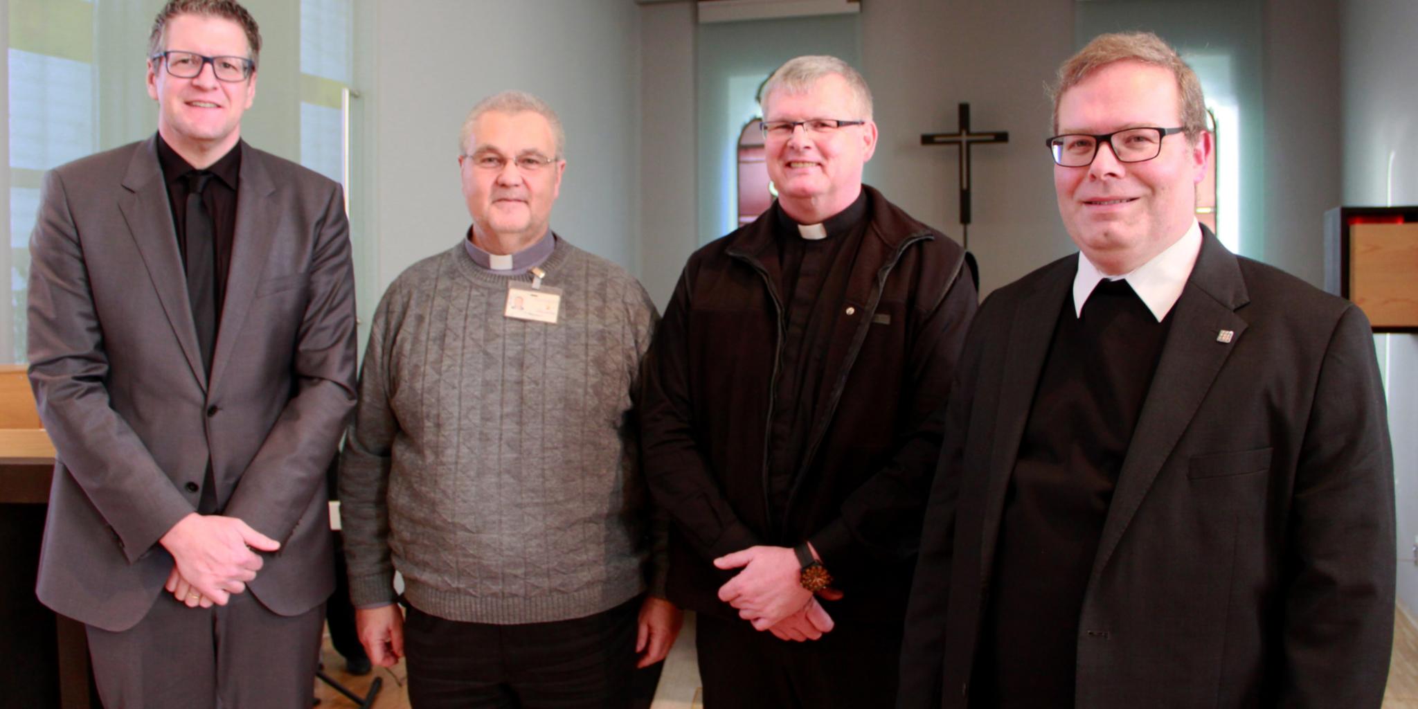 Jörn Patzak, Leiter der JVA Wittlich, und das Seelsorgeteam der JVA Wittlich, Trier und der JSA Wittlich: Diakon Thomas Reichert, Diakon Johannes Arnoldi, Pfarrer Peter Maus.