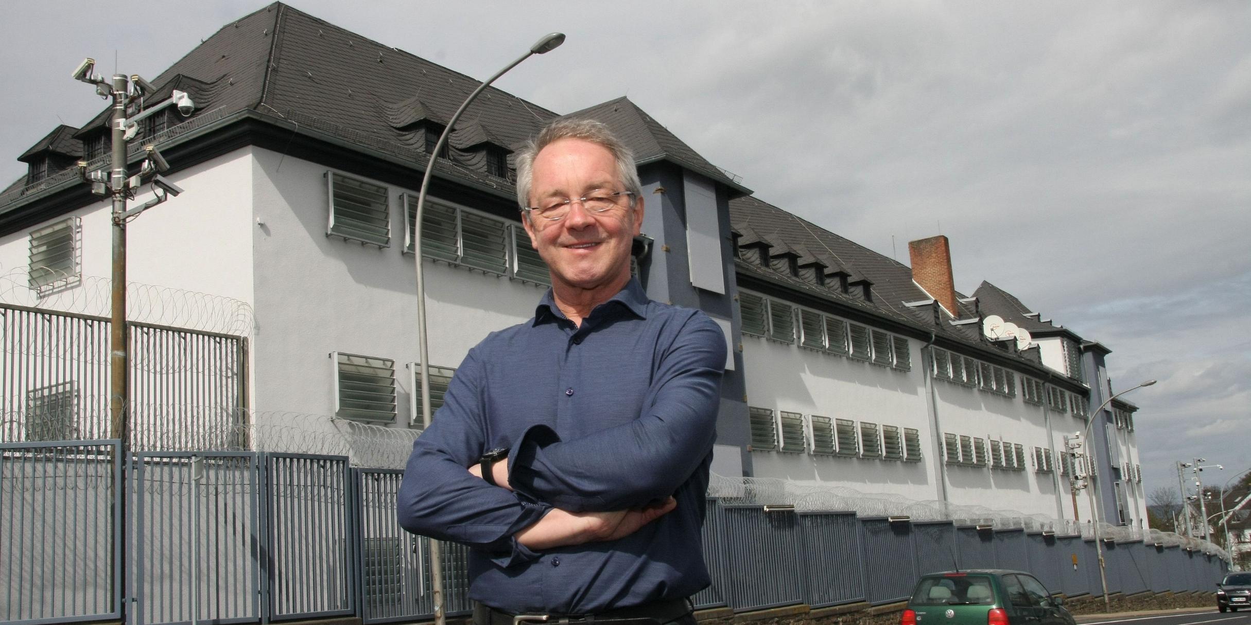 Klaus Hamburger vor der JVA Koblenz (jf)