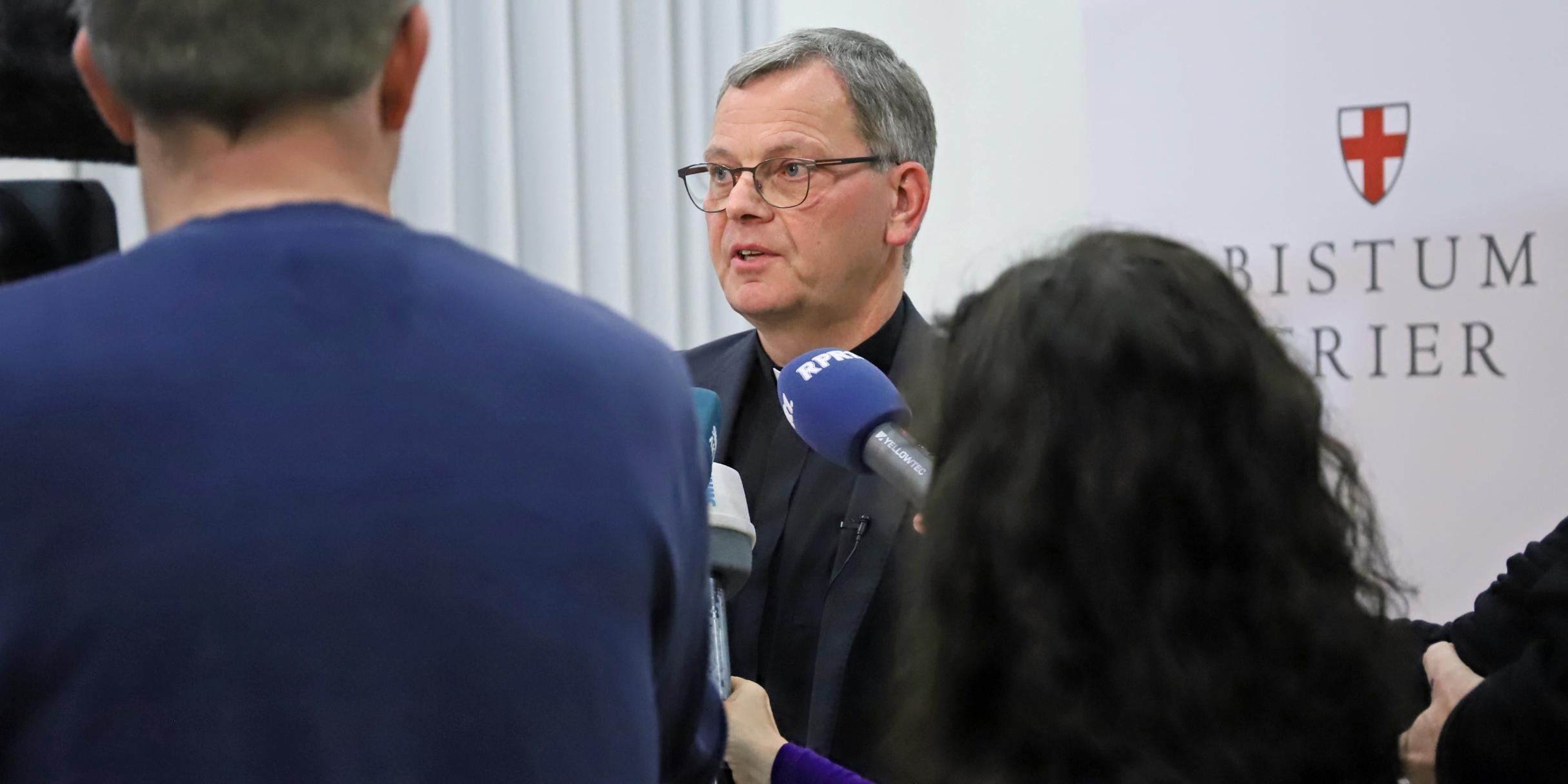 Generalvikar von Plettenberg bei seinem Statement