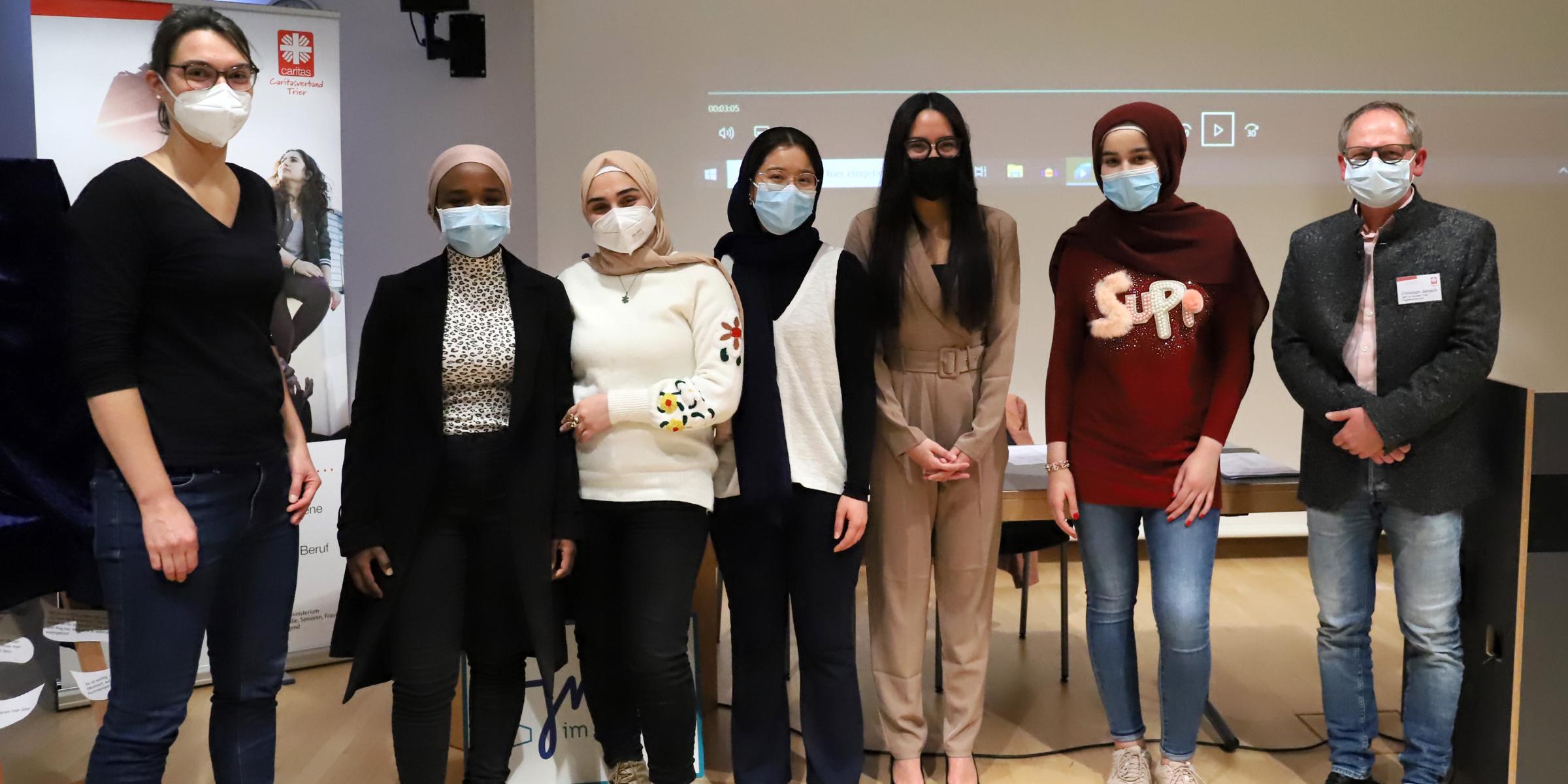 vlnr. Linda Feger, Asma, Oula, Mohadesa, Lamyaa, Malak, Christoph Jarosch. (Foto: Simone Bastreri/Bistum Trier